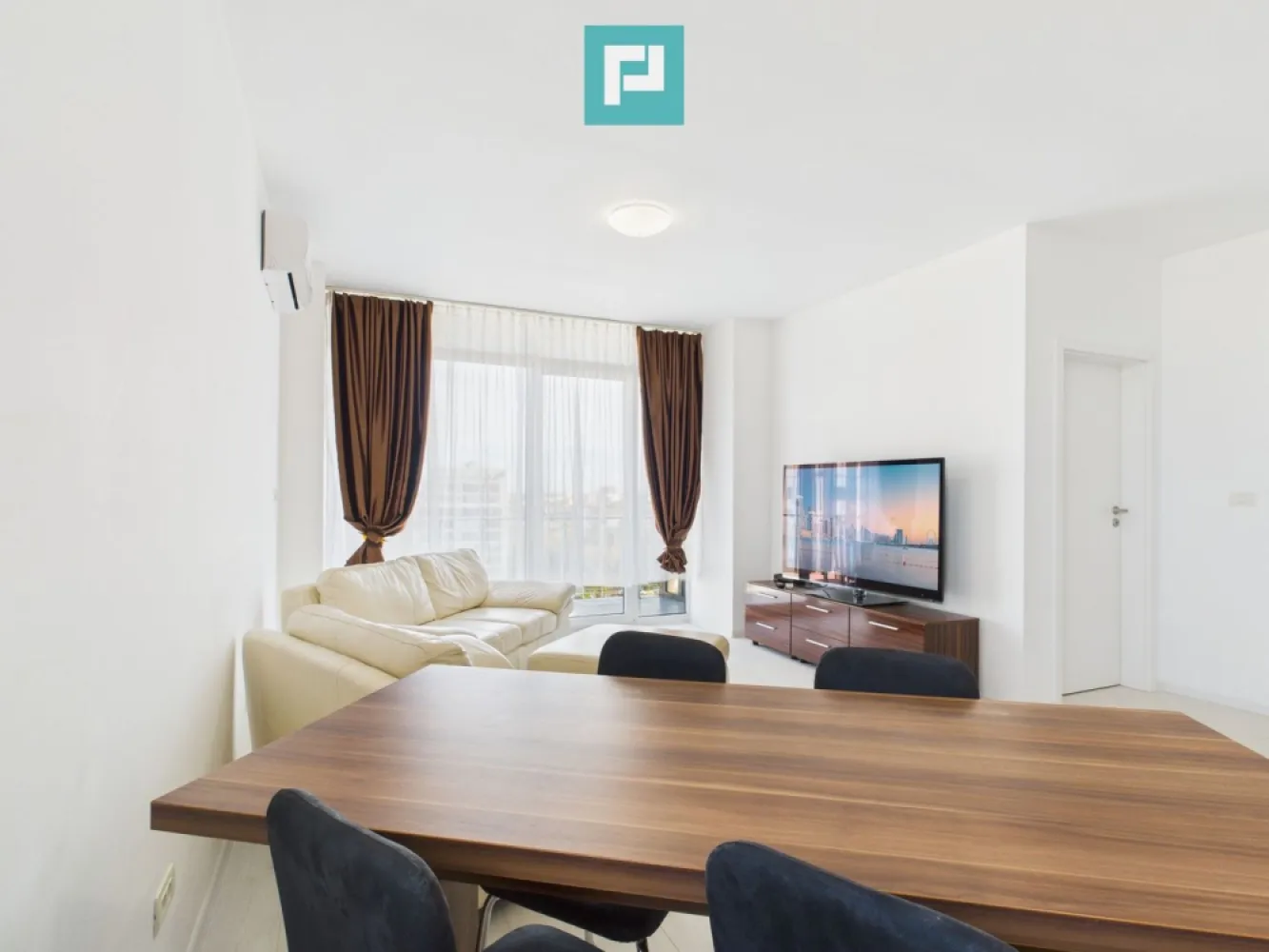Apartament 3 camere Nord One - O oportunitate rară: vă propunem spre închiriere un apartament elegant cu 3 camere, situat la etajul 9 dintr-un bloc modern, cu două lifturi de 9 persoane fiecare. Apartamentul oferă o priveliște panoramică spectaculoasă și se află foarte aproape de Iulius Mall, într-una dintre cele mai căutate zone din oraș. Caracteristici: - Suprafață generoasă, compartimentare decomandată - Living spațios, două dormitoare, o baie și balcon - Mobilat complet, cu bun gust - Bucătărie utilată: mașină de spălat vase, frigider, cuptor, plită - Mașină de spălat rufe, aer condiționat -Cafetiera si cuptor cu microunde -Termostat in fiecare camera - Două locuri de parcare subterană incluse - Bloc modern, cu acces controlat și două ascensoare rapide Ideal pentru o familie modernă, un cuplu activ sau persoane care apreciază confortul urban, proximitatea față de mall, servicii, școli și centre de afaceri. Disponibil imediat! Contactează-mă pentru mai multe detalii sau pentru a programa o vizionare! Daniela Ianc – PropertyLab Tel 0722 375 289 daniela.ianc@propertylab.ro Un apartament care te convinge de la prima vizionare! CP 2793821 }}
