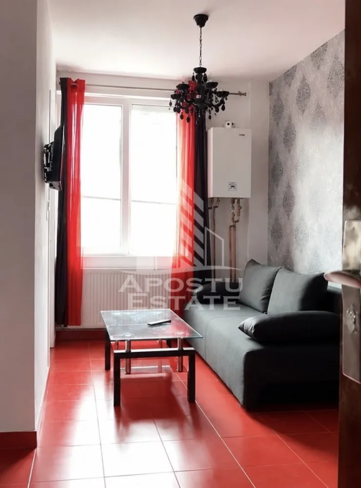 Garsoniera de inchiriat, centrala proprie,zona Brancoveanu Timisoara - Agentia imobiliara APOSTU ESTATE va propune spre inchiriere o garsoniera cocheta situata in zona Brancoveanu, in Timisoara, o zona linistita si bine pozitionata din apropiere de centrul orasului, potrivit pentru cupluri sau studenti care isi doresc o locuinta unde sa se simta confortabil si cu acces facil catre oras, facultati, statii de autobuz si magazine.
 
 Suprafata utila: 20mp
 Compartimentare eficienta:
 -Dormitor 
 - Baie prevazuta cu duș
 
 
 Confort si facilitati:
 - Incalzire prin centrala proprie cu calorifere
 
 Localizarea in zona Brancoveanu ofera numeroase avantaje: acces rapid la mijloace de transport in comun, proximitate fata de supermarketuri, farmacii si alte facilitati urbane. In acelasi timp, zona este linistita si sigura, perfecta pentru un trai relaxat.
 
 Ideal pentru:
 -Persoane singure
 - Cupluri
 - Studenti
 
 Chiria lunara este de 250EUR.
 
 Daca esti in cautarea unui apartament functional si bine amplasat in Timisoara, te invitam cu drag la o vizionare!
 
 ID intern: CP3190004