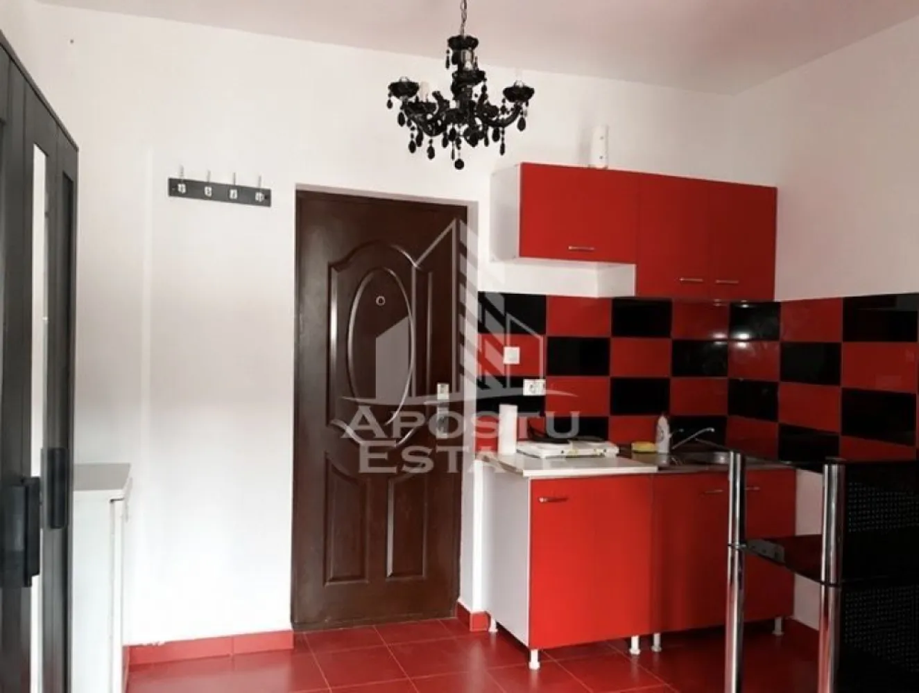 Garsoniera de inchiriat, centrala proprie,zona Brancoveanu Timisoara - Agentia imobiliara APOSTU ESTATE va propune spre inchiriere o garsoniera cocheta situata in zona Brancoveanu, in Timisoara, o zona linistita si bine pozitionata din apropiere de centrul orasului, potrivit pentru cupluri sau studenti care isi doresc o locuinta unde sa se simta confortabil si cu acces facil catre oras, facultati, statii de autobuz si magazine.
 
 Suprafata utila: 20mp
 Compartimentare eficienta:
 -Dormitor 
 - Baie prevazuta cu duș
 
 
 Confort si facilitati:
 - Incalzire prin centrala proprie cu calorifere
 
 Localizarea in zona Brancoveanu ofera numeroase avantaje: acces rapid la mijloace de transport in comun, proximitate fata de supermarketuri, farmacii si alte facilitati urbane. In acelasi timp, zona este linistita si sigura, perfecta pentru un trai relaxat.
 
 Ideal pentru:
 -Persoane singure
 - Cupluri
 - Studenti
 
 Chiria lunara este de 250EUR.
 
 Daca esti in cautarea unui apartament functional si bine amplasat in Timisoara, te invitam cu drag la o vizionare!
 
 ID intern: CP3190004