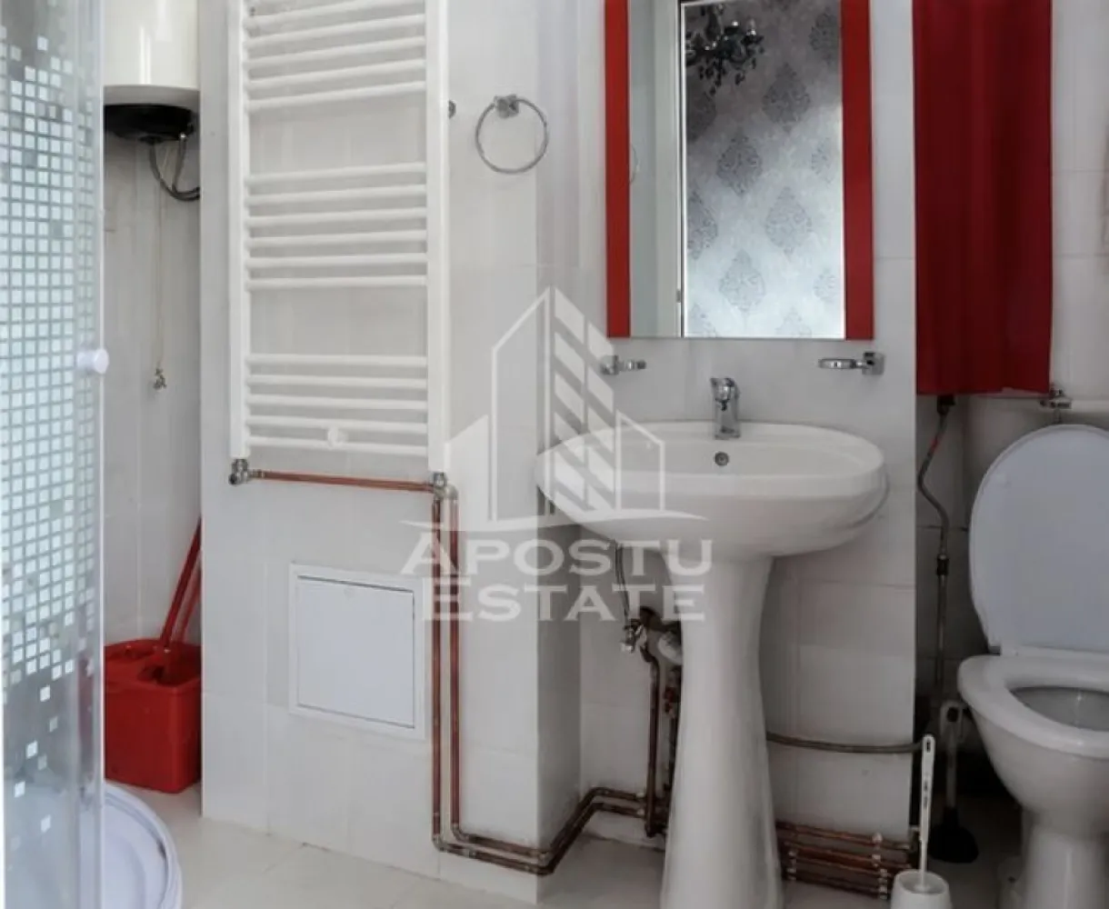 Garsoniera de inchiriat, centrala proprie,zona Brancoveanu Timisoara - Agentia imobiliara APOSTU ESTATE va propune spre inchiriere o garsoniera cocheta situata in zona Brancoveanu, in Timisoara, o zona linistita si bine pozitionata din apropiere de centrul orasului, potrivit pentru cupluri sau studenti care isi doresc o locuinta unde sa se simta confortabil si cu acces facil catre oras, facultati, statii de autobuz si magazine.
 
 Suprafata utila: 20mp
 Compartimentare eficienta:
 -Dormitor 
 - Baie prevazuta cu duș
 
 
 Confort si facilitati:
 - Incalzire prin centrala proprie cu calorifere
 
 Localizarea in zona Brancoveanu ofera numeroase avantaje: acces rapid la mijloace de transport in comun, proximitate fata de supermarketuri, farmacii si alte facilitati urbane. In acelasi timp, zona este linistita si sigura, perfecta pentru un trai relaxat.
 
 Ideal pentru:
 -Persoane singure
 - Cupluri
 - Studenti
 
 Chiria lunara este de 250EUR.
 
 Daca esti in cautarea unui apartament functional si bine amplasat in Timisoara, te invitam cu drag la o vizionare!
 
 ID intern: CP3190004