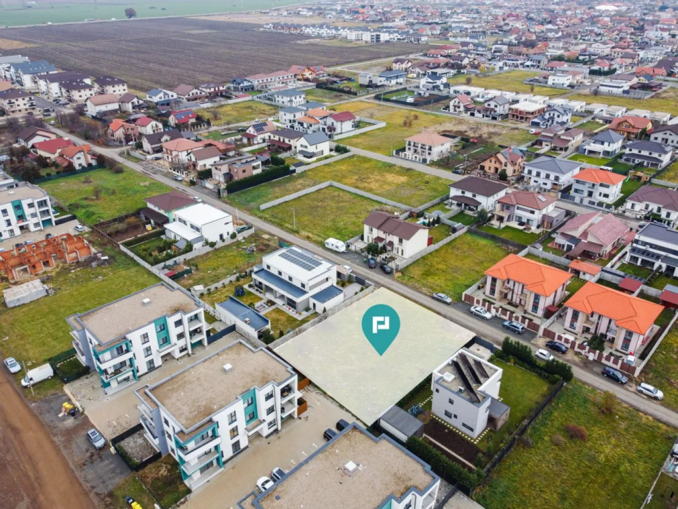 Teren comercial de 941mp, Dumbrăvița - Acest teren intravilan este amplasat într-o zonă de top, ideală pentru diverse proiecte de dezvoltare urbană. Certificatul de urbanism existent permite multiple destinații: Comercial: Spații pentru comerț, sedii de firmă, birouri Instituțional: Grădinițe, centre educaționale, instituții publice Alimentație publică: Restaurante, cafenele Cultural: Spații pentru evenimente și activități artistice Regim de înălțime admis: P+2E Suprafață: 941 mp Front stradal generos: 28,50 m Toate utilitățile disponibile:apă, gaz, curent electric, drum asfaltat Zona este complet dezvoltată, cu o infrastructură modernă și cu vecinătăți construite, ceea ce asigură un cadru atractiv pentru orice tip de investiție. De ce să alegi acest teren? Localizare excelentă:Acces rapid la puncte de interes Versatilitate:Potrivit pentru proiecte variate, de la rezidențial la comercial Utilități complete: Gata pentru construcție Public țintă: Dezvoltatori imobiliari, investitori, antreprenori sau familii care doresc să construiască într-o zonă de prestigiu. Contactează-mă acum pentru detalii sau pentru a programa o vizionare! Dina Driment – Consultant Imobiliar Property Lab telefon : 0721 869 140 e-mail : dina.driment@propertylab.ro CP2786121 }}