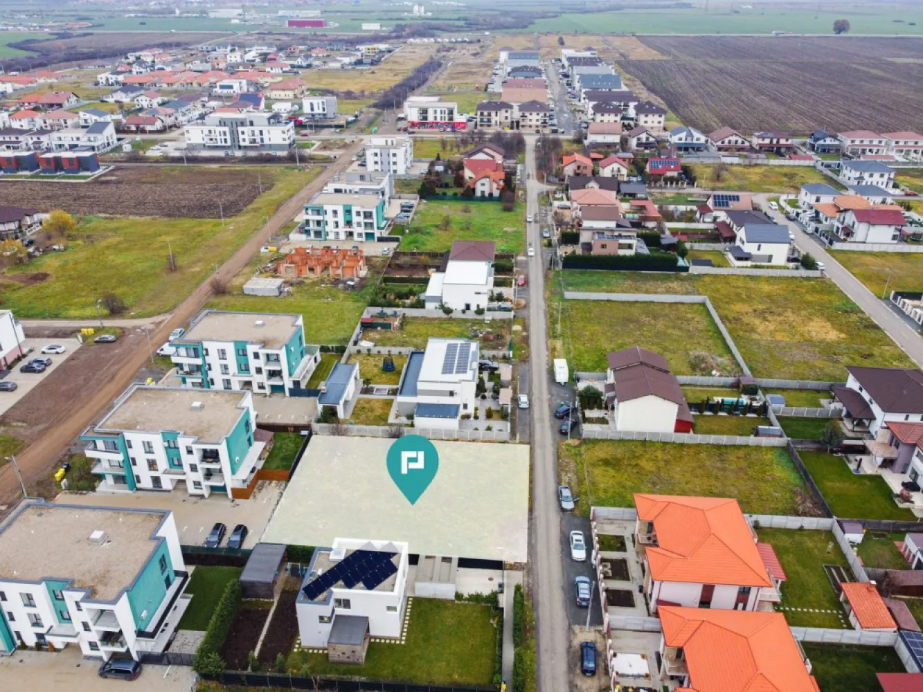 Teren comercial de 941mp, Dumbrăvița - Acest teren intravilan este amplasat într-o zonă de top, ideală pentru diverse proiecte de dezvoltare urbană. Certificatul de urbanism existent permite multiple destinații: Comercial: Spații pentru comerț, sedii de firmă, birouri Instituțional: Grădinițe, centre educaționale, instituții publice Alimentație publică: Restaurante, cafenele Cultural: Spații pentru evenimente și activități artistice Regim de înălțime admis: P+2E Suprafață: 941 mp Front stradal generos: 28,50 m Toate utilitățile disponibile:apă, gaz, curent electric, drum asfaltat Zona este complet dezvoltată, cu o infrastructură modernă și cu vecinătăți construite, ceea ce asigură un cadru atractiv pentru orice tip de investiție. De ce să alegi acest teren? Localizare excelentă:Acces rapid la puncte de interes Versatilitate:Potrivit pentru proiecte variate, de la rezidențial la comercial Utilități complete: Gata pentru construcție Public țintă: Dezvoltatori imobiliari, investitori, antreprenori sau familii care doresc să construiască într-o zonă de prestigiu. Contactează-mă acum pentru detalii sau pentru a programa o vizionare! Dina Driment – Consultant Imobiliar Property Lab telefon : 0721 869 140 e-mail : dina.driment@propertylab.ro CP2786121 }}