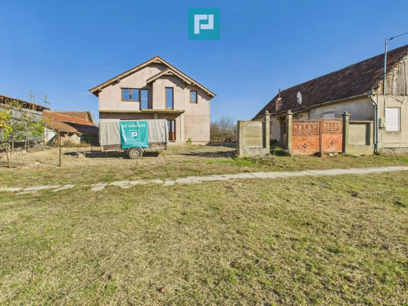 Proprietate impresionantă în Nădab - Vă prezentăm spre vânzare o proprietate impresionantă în Nădab, județul Arad. Descoperă o locuință nouă și modernă, construită cu atenție la detalii, amplasată pe un teren generos de 1800 mp – perfect pentru cei care apreciază spațiul, confortul și liniștea unei zone deosebite. Detalii proprietate: Teren: 1800 mp Suprafață construită: 600 mp Suprafață utilă: 420 mp Regim de înălțime: Parter + Mansardă Stadiu: Finalizată în proporție de 85% – ideală pentru a fi personalizată după gusturile viitorului proprietar. Anexă construcție veche: 100 mp Dotări și utilități: Curent electric, apă, canalizare, gaz la poartă Încălzire în pardoseală pentru confort sporit Izolație exterioară completă Geamuri termopan tripan pentru eficiență energetică și izolare fonică excelentă Această proprietate se remarcă prin spațiile generoase, luminozitatea naturală și potențialul excelent de amenajare – ideală pentru o familie numeroasă sau pentru transformarea într-o pensiune elegantă. Locație: Nădab, județul Arad – zonă liniștită, cu acces facil către principalele artere și localități din împrejurimi. O oportunitate rară de a deține o casă de vis la doar câțiva kilometri de Arad! Pentru mai multe detalii și stabilirea unei vizionări asistate, contactați-ne la: Telefon: 0760672985 Email: jeanina.campan@propertylab.ro Jeanina Câmpan consultant imobiliar Propertylab Sau Telefon: 0746485745 Email: alexandru.stefanescu@propertylab.ro Alexandru Ștefănescu consultant imobiliar Propertylab Proprietate împresionantă de vânzare in Nădab CP2779934 }}