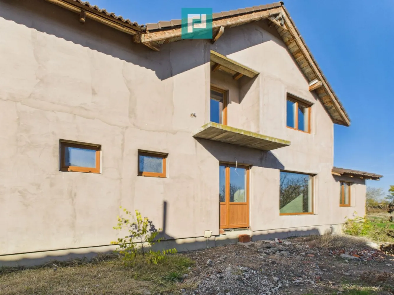 Proprietate impresionantă în Nădab - Vă prezentăm spre vânzare o proprietate impresionantă în Nădab, județul Arad. Descoperă o locuință nouă și modernă, construită cu atenție la detalii, amplasată pe un teren generos de 1800 mp – perfect pentru cei care apreciază spațiul, confortul și liniștea unei zone deosebite. Detalii proprietate: Teren: 1800 mp Suprafață construită: 600 mp Suprafață utilă: 420 mp Regim de înălțime: Parter + Mansardă Stadiu: Finalizată în proporție de 85% – ideală pentru a fi personalizată după gusturile viitorului proprietar. Anexă construcție veche: 100 mp Dotări și utilități: Curent electric, apă, canalizare, gaz la poartă Încălzire în pardoseală pentru confort sporit Izolație exterioară completă Geamuri termopan tripan pentru eficiență energetică și izolare fonică excelentă Această proprietate se remarcă prin spațiile generoase, luminozitatea naturală și potențialul excelent de amenajare – ideală pentru o familie numeroasă sau pentru transformarea într-o pensiune elegantă. Locație: Nădab, județul Arad – zonă liniștită, cu acces facil către principalele artere și localități din împrejurimi. O oportunitate rară de a deține o casă de vis la doar câțiva kilometri de Arad! Pentru mai multe detalii și stabilirea unei vizionări asistate, contactați-ne la: Telefon: 0760672985 Email: jeanina.campan@propertylab.ro Jeanina Câmpan consultant imobiliar Propertylab Sau Telefon: 0746485745 Email: alexandru.stefanescu@propertylab.ro Alexandru Ștefănescu consultant imobiliar Propertylab Proprietate împresionantă de vânzare in Nădab CP2779934 }}