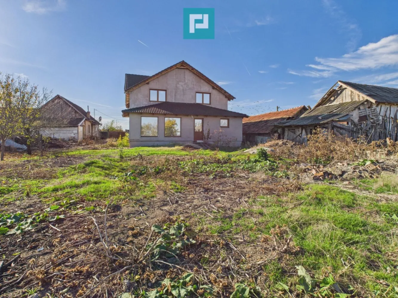 Proprietate impresionantă în Nădab - Vă prezentăm spre vânzare o proprietate impresionantă în Nădab, județul Arad. Descoperă o locuință nouă și modernă, construită cu atenție la detalii, amplasată pe un teren generos de 1800 mp – perfect pentru cei care apreciază spațiul, confortul și liniștea unei zone deosebite. Detalii proprietate: Teren: 1800 mp Suprafață construită: 600 mp Suprafață utilă: 420 mp Regim de înălțime: Parter + Mansardă Stadiu: Finalizată în proporție de 85% – ideală pentru a fi personalizată după gusturile viitorului proprietar. Anexă construcție veche: 100 mp Dotări și utilități: Curent electric, apă, canalizare, gaz la poartă Încălzire în pardoseală pentru confort sporit Izolație exterioară completă Geamuri termopan tripan pentru eficiență energetică și izolare fonică excelentă Această proprietate se remarcă prin spațiile generoase, luminozitatea naturală și potențialul excelent de amenajare – ideală pentru o familie numeroasă sau pentru transformarea într-o pensiune elegantă. Locație: Nădab, județul Arad – zonă liniștită, cu acces facil către principalele artere și localități din împrejurimi. O oportunitate rară de a deține o casă de vis la doar câțiva kilometri de Arad! Pentru mai multe detalii și stabilirea unei vizionări asistate, contactați-ne la: Telefon: 0760672985 Email: jeanina.campan@propertylab.ro Jeanina Câmpan consultant imobiliar Propertylab Sau Telefon: 0746485745 Email: alexandru.stefanescu@propertylab.ro Alexandru Ștefănescu consultant imobiliar Propertylab Proprietate împresionantă de vânzare in Nădab CP2779934 }}