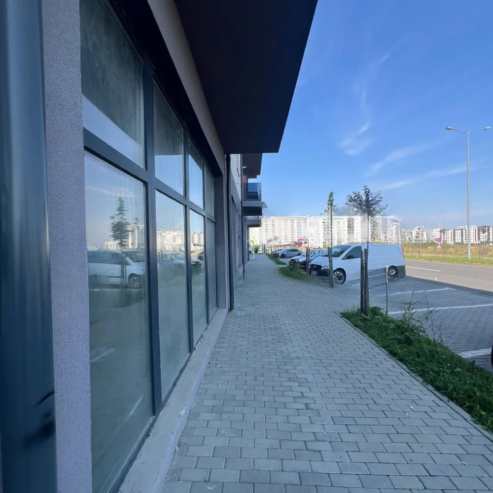 Spațiu comercial premium de vânzare – 140 mp – lângă Dedeman - O oportunitate excelentă pentru afacerea ta, într-o zonă cu trafic intens și vizibilitate maximă! Suprafață: 140 mpSe predă la alb – ideal pentru personalizareVitrine mari din termopan la strada principală2 intrări (față + spate)Înălțime 5 m – potrivit pentru multiple activități comerciale4 locuri de parcare în față + parcare comună în spateDotări: centrală termică proprie cu calorifere, gaz, baie, vestiar Amplasament strategic: lângă magazinul Dedeman, la parterul unui bloc nou, într-o zonă cu vad excelent și acces rapid.  Preț vânzare: 340.000 € Ideal pentru: showroom, magazin, clinică medicală, farmacie, cafenea, birouri sau alte activități comerciale. }}