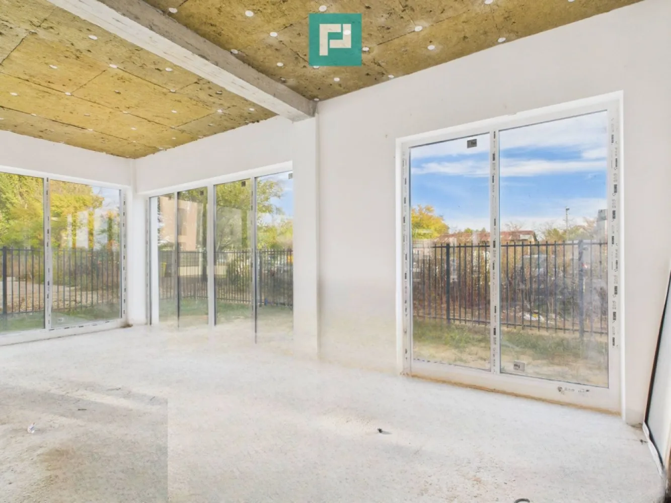 Spațiu comercial 83 mp - lângă Shopping City - Spațiu comercial de vis, cu terasă privată – in Freidorf lângă Shopping City Timișoara Ești în căutarea unui spațiu care să îți pună în valoare afacerea? Îți dorești un spațiu unde să-ți aduci ideile la viață și să-l personalizezi exact cum îți imaginezi afacerea? Acest spațiu comercial (SAD) la parter, nefinalizat, îți oferă tocmai această libertate! Cu o suprafață utilă de 83 mp și 153,54 mp suprafață totală, spațiul include: spațiu comercial generos, luminos și primitor hol de 3,25 mp baie proprie terasă / grădină privată – locul perfect pentru relaxare sau pentru clienți Avantaje cheie: Iluminat natural excelent, pentru un ambient plăcut Amplasare strategică, lângă zona Shopping City Timișoara, cu acces rapid și vizibilitate crescută Loc de parcare inclus în preț Spațiu nefinalizat, gata să fie adaptat după nevoile și stilul afacerii tale Acest spațiu este ideal pentru: birou modern salon sau cabinet de înfrumusețare magazin sau cafenea orice alt concept creativ care are nevoie de locul potrivit pentru a prinde viață Consultant imobiliar : Laurentiu Caraman Telefon : 0721824896 Email : laurentiu.caraman@propertylab.ro CP 2776886 }}