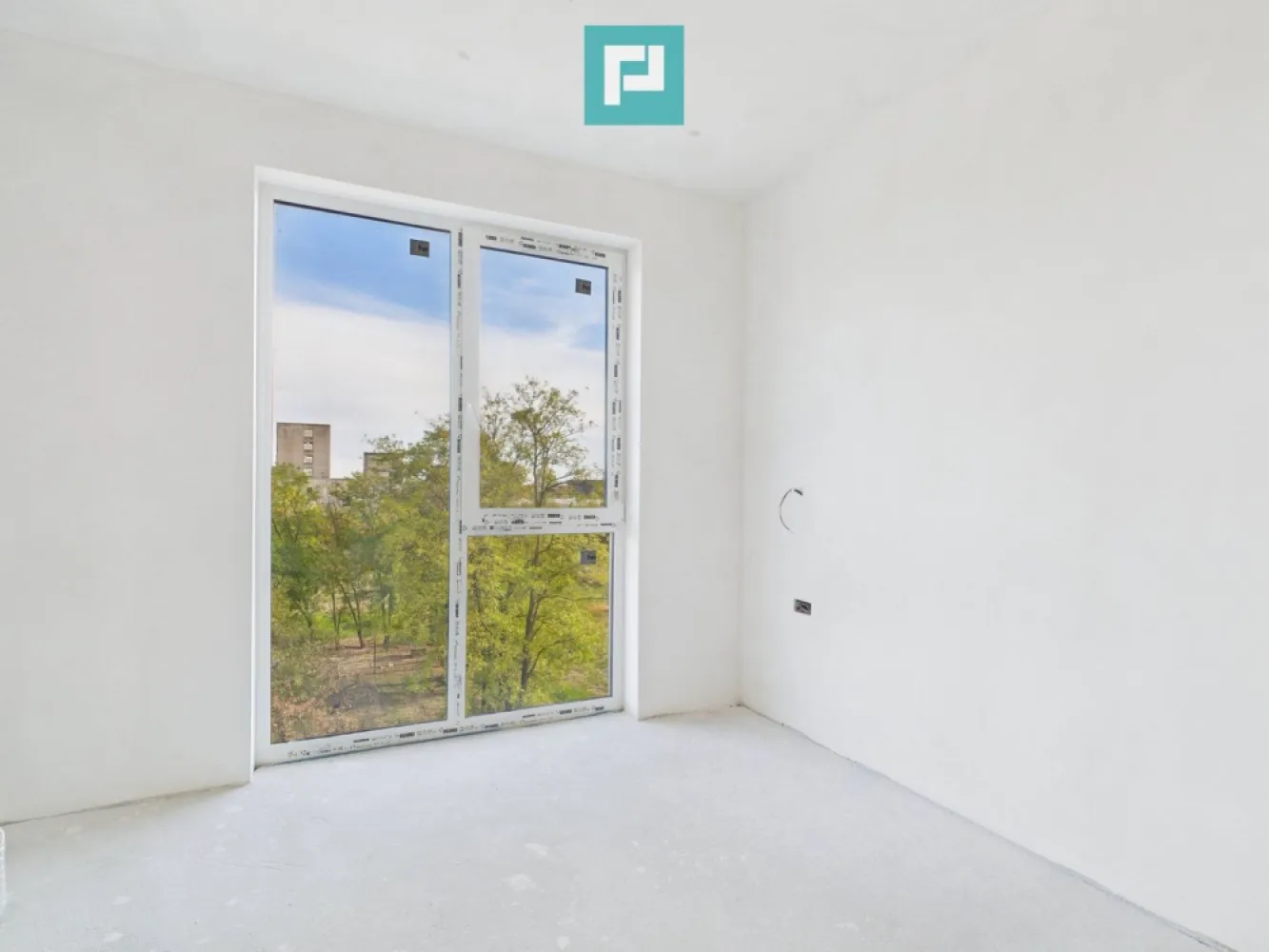 Apartament 54 mp spațios la mansardă în Freidorf - Apartament nou, modern și spațios la mansardă – spațiu generos și confortabil, lângă Shopping City Timișoara Pentru cei care caută un apartament generos, luminos și plin de confort, recomandăm acest apartament open space situat la mansardă, cu o suprafață desfășurată de 54,73 mp și o suprafață construită de 66,30 mp. Designul deschis oferă o atmosferă aerisită și modernă, perfectă pentru relaxare sau pentru amenajări creative. Amplasarea în apropierea Shopping City Timișoara aduce un plus de confort – acces rapid la centre comerciale, restaurante și transport. Ideal pentru tineri, cupluri sau investitori care își doresc un apartament primitor într-o zonă în plină dezvoltare. Consultant imobiliar : Laurentiu Caraman Telefon : 0721824896 Email : laurentiu.caraman@propertylab.ro CP 2770051 }}