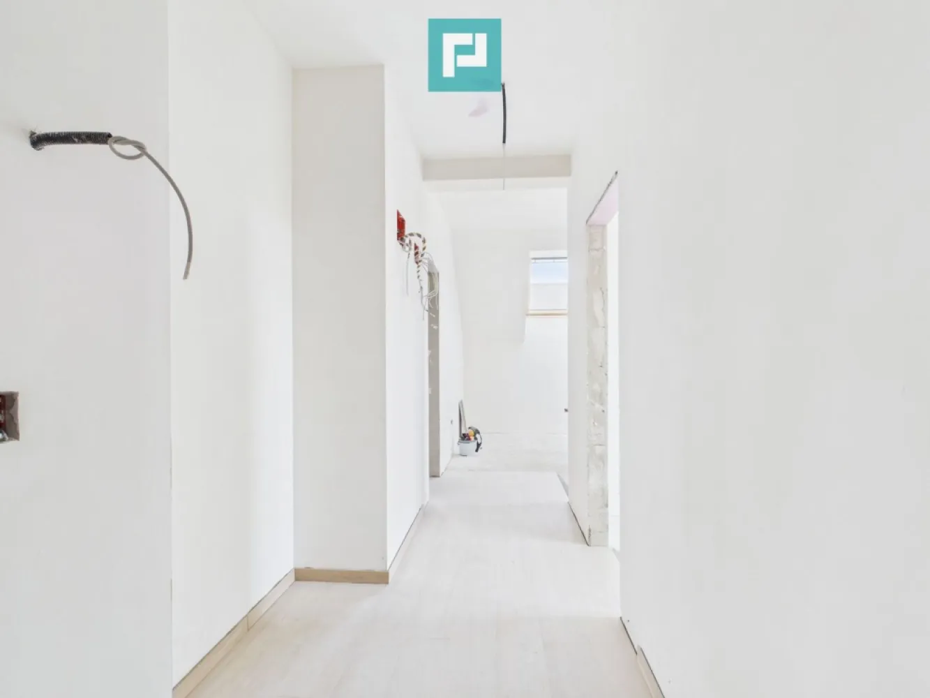 Apartament 54 mp spațios la mansardă în Freidorf - Apartament nou, modern și spațios la mansardă – spațiu generos și confortabil, lângă Shopping City Timișoara Pentru cei care caută un apartament generos, luminos și plin de confort, recomandăm acest apartament open space situat la mansardă, cu o suprafață desfășurată de 54,73 mp și o suprafață construită de 66,30 mp. Designul deschis oferă o atmosferă aerisită și modernă, perfectă pentru relaxare sau pentru amenajări creative. Amplasarea în apropierea Shopping City Timișoara aduce un plus de confort – acces rapid la centre comerciale, restaurante și transport. Ideal pentru tineri, cupluri sau investitori care își doresc un apartament primitor într-o zonă în plină dezvoltare. Consultant imobiliar : Laurentiu Caraman Telefon : 0721824896 Email : laurentiu.caraman@propertylab.ro CP 2770051 }}