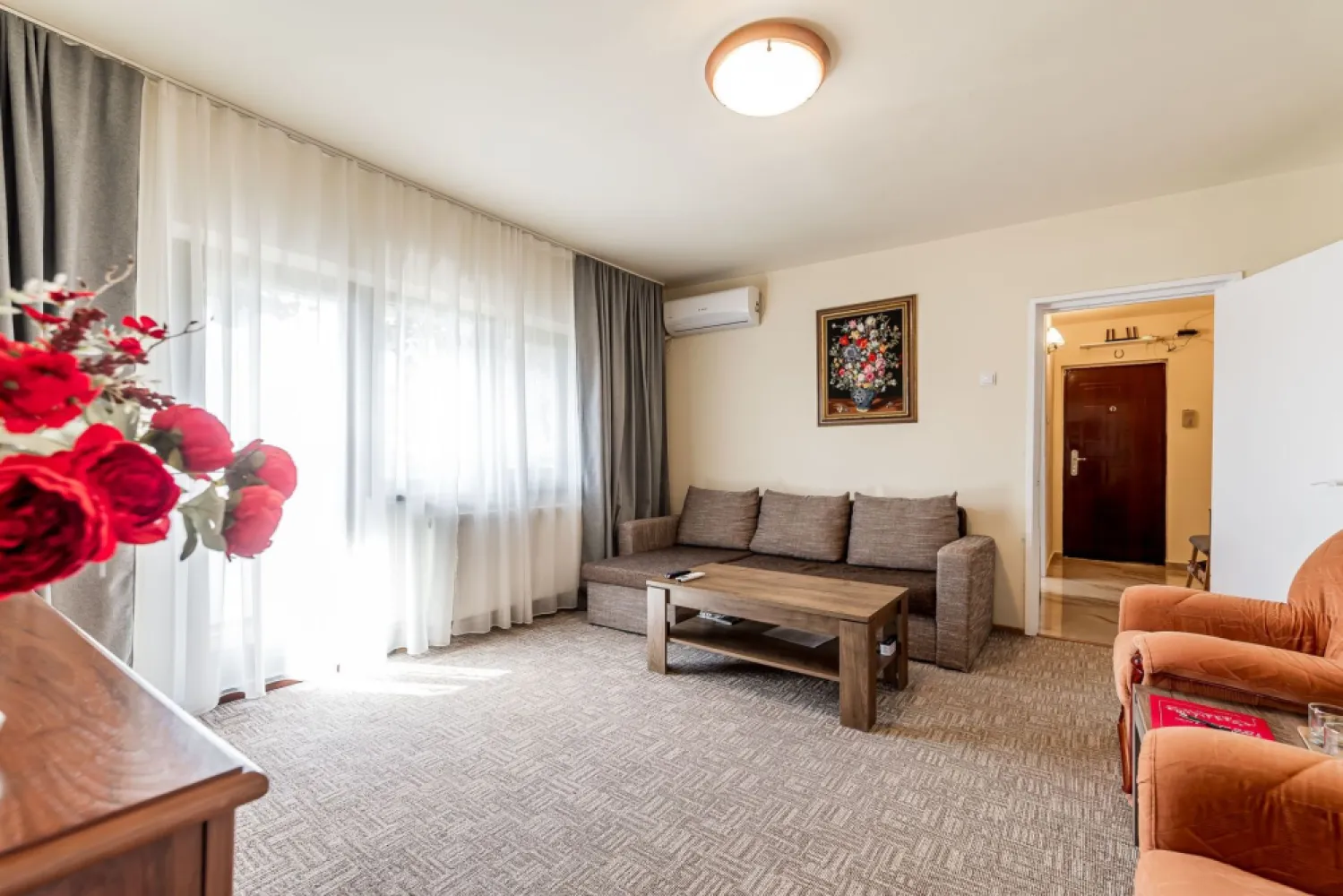 Apartament renovat cu 2 camere Micalaca etaj 3 Comision 0 - Comision 0%
Vă oferim spre vânzare un apartament cu 2 camere semidecomandat, situat la etajul 3, pe strada Alba Iulia din cartierul Micalaca, cu vedere către zona 300.
Apartamentul a fost recent renovat, baia are fereastra si cabina de dus, locuinta dispune de centrală termică proprie pe gaz, balcon deschis și se vinde complet mobilat și utilat, fiind pregătit pentru mutare imediată.
Locuința reprezintă o alegere excelentă atât pentru locuit, cât și pentru investiție, datorită poziției bune și costurilor reduse de întreținere.

📞 Pentru detalii și programarea unei vizionări:
Blaga Flavius – 0754467525 Consultant imobiliar acreditat APAIR (Asociația Profesională a Agenților Imobiliari din România)

Nu dispui de toată suma? Te ajutăm noi gratuit! Îți obținem oferte de la 16 bănci.
Ai o proprietate de vânzare în Arad și vrei să știi cât valorează cu adevărat?

Birou: ACASĂ | Agenție imobiliară Arad
Adresă: Bulevardul Decebal 2, Arad 310133
