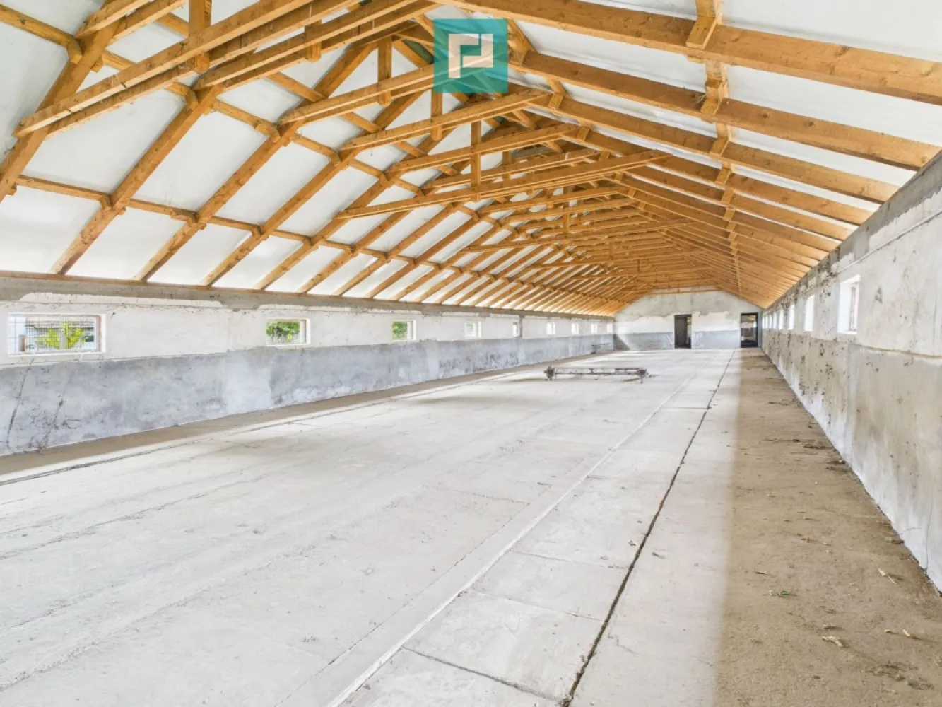 Hală pentru producție / fermă zootehnică - Variaș - OPORTUNITATE RARĂ – Hală multifuncțională în Variaș, județul Timiș! Ideală pentru producție sau fermă zootehnică Ești în căutarea unui spațiu generos, pregătit pentru afacerea ta? Avem soluția perfectă! Property Lab vă propune spre vânzare o proprietate versatilă, ideală pentru activități industriale sau agricole, situată în localitatea Variaș, județul Timiș. Suprafață teren: 3.200 mp Suprafață construită hală: 88 m x 8 m Înălțime: între 2,25 și 4,25 m Compartimentare: - Corp 1: 35,5 m x 8 m - Corp 2: 37,5 m x 8 m - Cameră tehnică/magazie - Clădire birouri (8x8 m): hol, 2 băi, birou, magazie, 2 vestiare Dotări și utilități: - Curent trifazic (380V) - Foraj propriu (adâncime 63 m) - Canalizare cu fosa septică (30 mc) - Acces direct la drum - Posibilitate racordare la gaz, telefonie, cablu TV, internet Structură și materiale: - Fundație solidă din granit - Pereți din cărămidă - Acoperiș nou: structură de lemn + panouri sandwich (8 cm) Utilizare versatilă: - Activități industriale diverse - Spații de producție - Spații de depozitare / logistică - Ferme zootehnice (porci, păsări, bovine, ovine) Capacități orientative: - Porci: 3.000 capete/an - Găini ouătoare: până la 25.000 capete - Pui de carne: până la 75.000 capete/an Totul este pregătit! Trebuie doar să începi. Pentru mai multe detalii și pentru programarea unei vizionări, vă stau la dispoziție – nu ezitați să mă contactați Dina Driment - consultant imobiliar Property Lab - 0721869140 e-mail: dina.driment@propertylab.ro CP2769635 }}