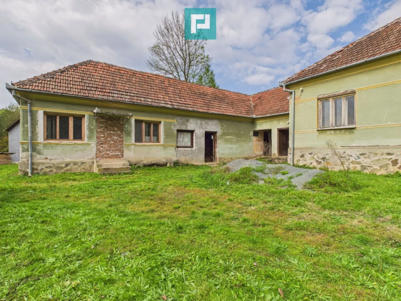 Casă cu teren generos Vărădia de Mureș - Stejar - Vă prezint spre vânzare o proprietate impresionantă pe Valea Mureșului – Vărădia de Mureș, sat Stejar Descoperă o proprietate de excepție situată într-una dintre cele mai frumoase zone ale Văii Mureșului – localitatea Vărădia de Mureș - Stejar. Această proprietate oferă o combinație perfectă între spațiu, confort, funcționalitate și priveliște panoramică asupra peisajului natural al zonei. Detalii proprietate: Suprafață totală teren: 10.439 mp Suprafață construită casă: 350 mp Suprafață utilă casă: 250 mp 6 camere spațioase și luminoase 2 băi 1 bucătărie 1 hol generos 1 încăpere afumătoare 1 cămară cu urcare la pod 1 pod mare 1 grajd Supraveghere video Livadă cu pomi fructiferi Curte generoasă: 2.000 mp – ideală pentru relaxare, grădină sau activități recreative Hală de depozitare / spațiu tehnic: 100 m² utili Acces facil, poziționare excelentă, zonă liniștită și sigură Ideală pentru: Reședință privată cu intimitate și natură Pensiune / proprietate turistică Spațiu comercial, centru de evenimente Școală, grădiniță sau centru educațional privat Fermă de agrement sau centru de wellness Puncte forte: Vedere panoramică spectaculoasă asupra dealurilor și Văii Mureșului Construcție solidă Zonă în plină dezvoltare turistică Cadru natural deosebit, aer curat și liniște deplină Locație: Vărădia de Mureș – sat Stejar Vino să descoperi potențialul acestei proprietăți unice – un loc unde natura, confortul și oportunitatea se întâlnesc în armonie. Pentru mai multe detalii și stabilirea unei vizionări asistate, vă stau la dispoziție, la: Telefon: 0760672985 Email: jeanina.campan@propertylab.ro Jeanina Câmpan - consultant imobiliar Propertylab Casă cu teren generos Vărădia de Mureș - Stejar CP2768074 }}