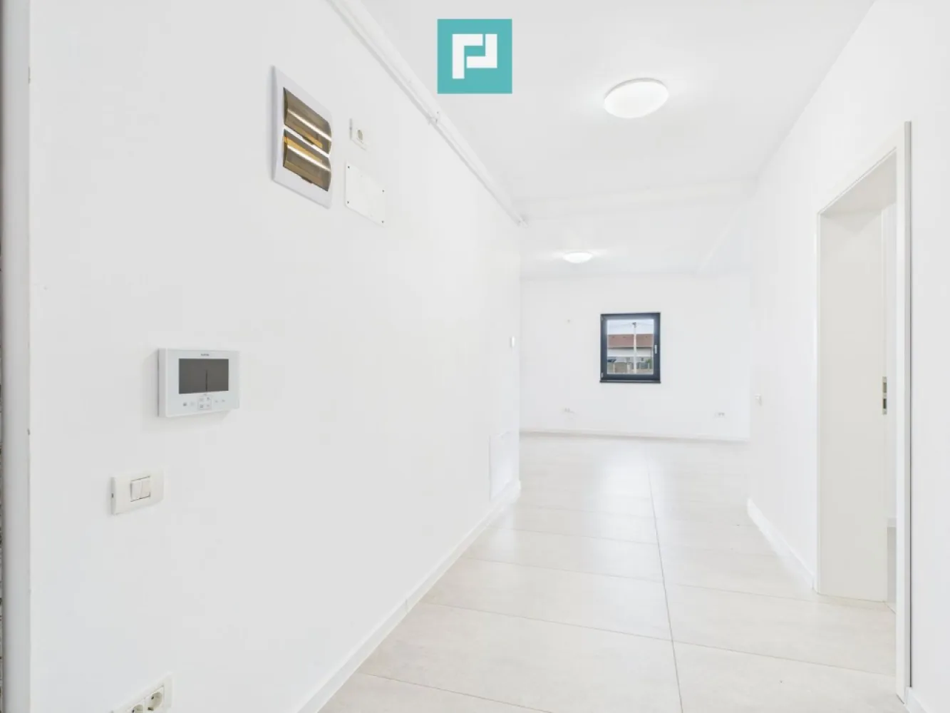 Apartament cu 2 camere – Moșnița Veche - Te invităm să descoperi un apartament cochet și modern, aflat într-o zonă excelentă din Moșnița Veche – în imediata apropiere de Lidl (Drumul Boilor), într-un ansamblu rezidențial nou, ideal pentru locuit sau investiție. Detalii principale: - Suprafață utilă: 62.4 mp - Balcon generos de 7 mp, perfect pentru relaxare, mic dejun sau spațiu verde - Etaj: parter din 3, într-un bloc cu regim de înălțime redus - Compartimentare eficientă: living cu bucătărie open-space, dormitor luminos, baie spațioasă și dressing - Dotări moderne: centrală termică proprie, videointerfon, finisaje atent alese Construcție nouă, calitate superioară, spații bine gândite pentru confort zilnic. Prețul afișat include TVA pentru persoane juridice. Pentru persoane fizice, TVA se aplică conform reglementărilor fiscale. Avantaje locație: - Acces rapid către Timișoara - La câțiva pași de supermarket, stații, cafenele și alte facilități - Zonă liniștită, dar cu dezvoltare intensă și infrastructură nouă Ideal pentru: - Cupluri sau persoane singure care doresc un cămin modern, cu întreținere - Familii la început de drum - Investitori care caută o proprietate ușor de închiriat, într-o zonă dorită Pentru vizionare și detalii suplimentare: Daniela Ianc – PropertyLab Tel 0722 375 289 daniela.ianc@propertylab.ro Un apartament care te convinge de la prima vizionare! CP 2757886 }}