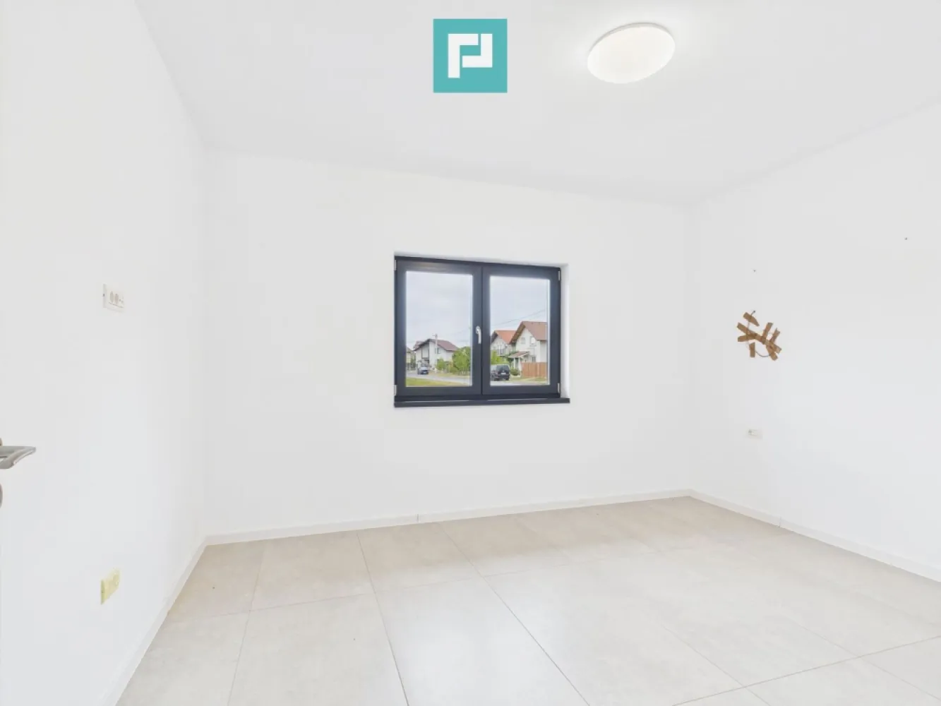 Apartament cu 2 camere – Moșnița Veche - Te invităm să descoperi un apartament cochet și modern, aflat într-o zonă excelentă din Moșnița Veche – în imediata apropiere de Lidl (Drumul Boilor), într-un ansamblu rezidențial nou, ideal pentru locuit sau investiție. Detalii principale: - Suprafață utilă: 62.4 mp - Balcon generos de 7 mp, perfect pentru relaxare, mic dejun sau spațiu verde - Etaj: parter din 3, într-un bloc cu regim de înălțime redus - Compartimentare eficientă: living cu bucătărie open-space, dormitor luminos, baie spațioasă și dressing - Dotări moderne: centrală termică proprie, videointerfon, finisaje atent alese Construcție nouă, calitate superioară, spații bine gândite pentru confort zilnic. Prețul afișat include TVA pentru persoane juridice. Pentru persoane fizice, TVA se aplică conform reglementărilor fiscale. Avantaje locație: - Acces rapid către Timișoara - La câțiva pași de supermarket, stații, cafenele și alte facilități - Zonă liniștită, dar cu dezvoltare intensă și infrastructură nouă Ideal pentru: - Cupluri sau persoane singure care doresc un cămin modern, cu întreținere - Familii la început de drum - Investitori care caută o proprietate ușor de închiriat, într-o zonă dorită Pentru vizionare și detalii suplimentare: Daniela Ianc – PropertyLab Tel 0722 375 289 daniela.ianc@propertylab.ro Un apartament care te convinge de la prima vizionare! CP 2757886 }}