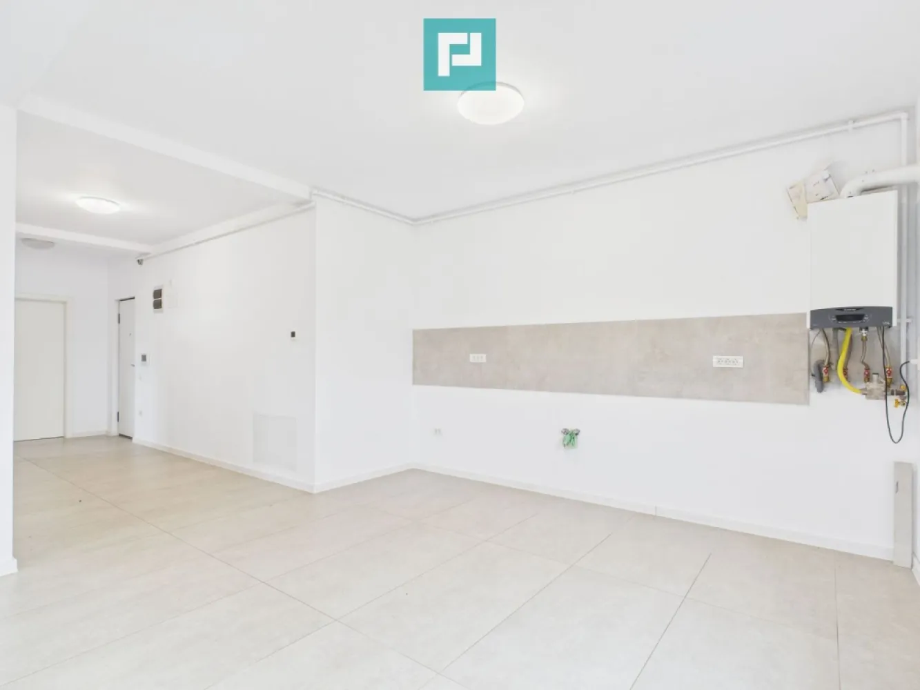 Apartament cu 2 camere – Moșnița Veche - Te invităm să descoperi un apartament cochet și modern, aflat într-o zonă excelentă din Moșnița Veche – în imediata apropiere de Lidl (Drumul Boilor), într-un ansamblu rezidențial nou, ideal pentru locuit sau investiție. Detalii principale: - Suprafață utilă: 62.4 mp - Balcon generos de 7 mp, perfect pentru relaxare, mic dejun sau spațiu verde - Etaj: parter din 3, într-un bloc cu regim de înălțime redus - Compartimentare eficientă: living cu bucătărie open-space, dormitor luminos, baie spațioasă și dressing - Dotări moderne: centrală termică proprie, videointerfon, finisaje atent alese Construcție nouă, calitate superioară, spații bine gândite pentru confort zilnic. Prețul afișat include TVA pentru persoane juridice. Pentru persoane fizice, TVA se aplică conform reglementărilor fiscale. Avantaje locație: - Acces rapid către Timișoara - La câțiva pași de supermarket, stații, cafenele și alte facilități - Zonă liniștită, dar cu dezvoltare intensă și infrastructură nouă Ideal pentru: - Cupluri sau persoane singure care doresc un cămin modern, cu întreținere - Familii la început de drum - Investitori care caută o proprietate ușor de închiriat, într-o zonă dorită Pentru vizionare și detalii suplimentare: Daniela Ianc – PropertyLab Tel 0722 375 289 daniela.ianc@propertylab.ro Un apartament care te convinge de la prima vizionare! CP 2757886 }}