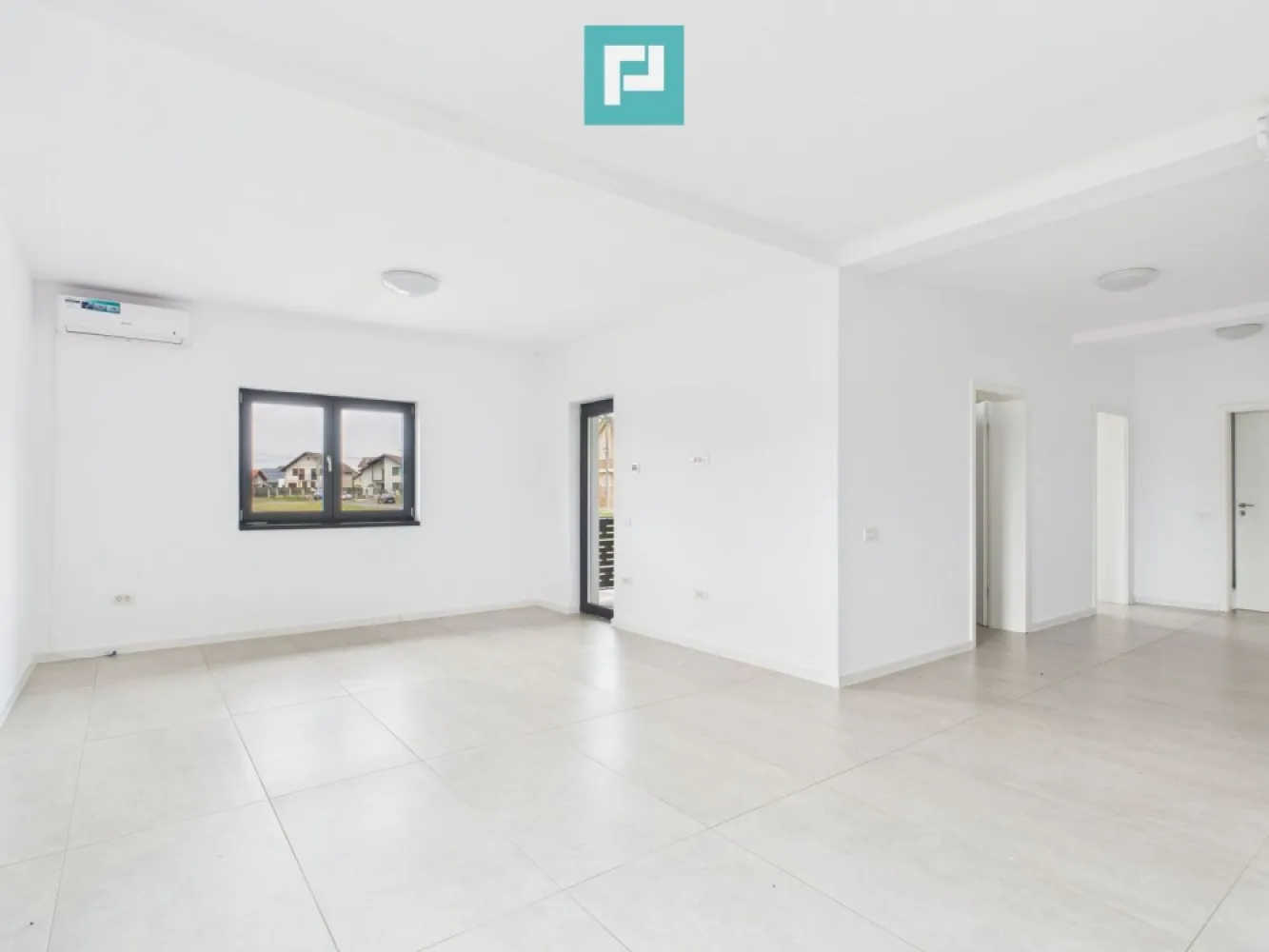 Apartament cu 2 camere, terasă generoasă – Moșnița - Vă prezentăm un apartament modern, situat într-o zonă liniștită și în plină dezvoltare, în Moșnița Veche – în apropiere de Lidl (Drumul Boilor), ideal pentru cei care caută confort, funcționalitate și acces rapid către Timișoara. Caracteristici: - Suprafață utilă: 65.7 mp - Etaj: 2 din 3 – tip SAD - Terasă spațioasă de 17 mp – ideală pentru relaxare - Compartimentare practică: living generos + dormitor + dressing - Centrală proprie, videointerfon - Clădire nouă, cu finisaje de calitate Prețul include TVA pentru persoane juridice. Pentru persoane fizice, se aplică TVA conform legislației în vigoare. Se potrivește pentru: - Cupluri sau familii tinere care caută o locuință aproape de oraș dar într-un cadru aerisit - Investitori (apartamentul poate fi ușor închiriat) - Persoane juridice ce doresc un spațiu locativ sau pentru birou într-o zonă bună Nu rata ocazia de a te muta într-o zonă cu infrastructură bună și vecinătăți civilizate! Pentru vizionare, contactează-mă! Daniela Ianc – PropertyLab Tel 0722 375 289 daniela.ianc@propertylab.ro CP2757870 }}