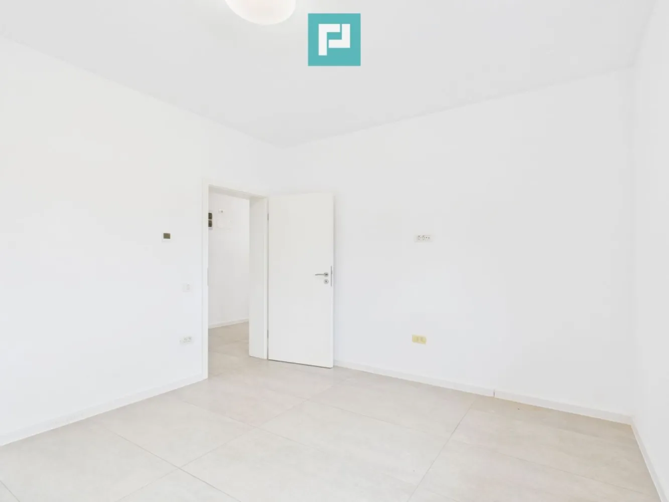 Apartament cu 2 camere, terasă generoasă – Moșnița - Vă prezentăm un apartament modern, situat într-o zonă liniștită și în plină dezvoltare, în Moșnița Veche – în apropiere de Lidl (Drumul Boilor), ideal pentru cei care caută confort, funcționalitate și acces rapid către Timișoara. Caracteristici: - Suprafață utilă: 65.7 mp - Etaj: 2 din 3 – tip SAD - Terasă spațioasă de 17 mp – ideală pentru relaxare - Compartimentare practică: living generos + dormitor + dressing - Centrală proprie, videointerfon - Clădire nouă, cu finisaje de calitate Prețul include TVA pentru persoane juridice. Pentru persoane fizice, se aplică TVA conform legislației în vigoare. Se potrivește pentru: - Cupluri sau familii tinere care caută o locuință aproape de oraș dar într-un cadru aerisit - Investitori (apartamentul poate fi ușor închiriat) - Persoane juridice ce doresc un spațiu locativ sau pentru birou într-o zonă bună Nu rata ocazia de a te muta într-o zonă cu infrastructură bună și vecinătăți civilizate! Pentru vizionare, contactează-mă! Daniela Ianc – PropertyLab Tel 0722 375 289 daniela.ianc@propertylab.ro CP2757870 }}