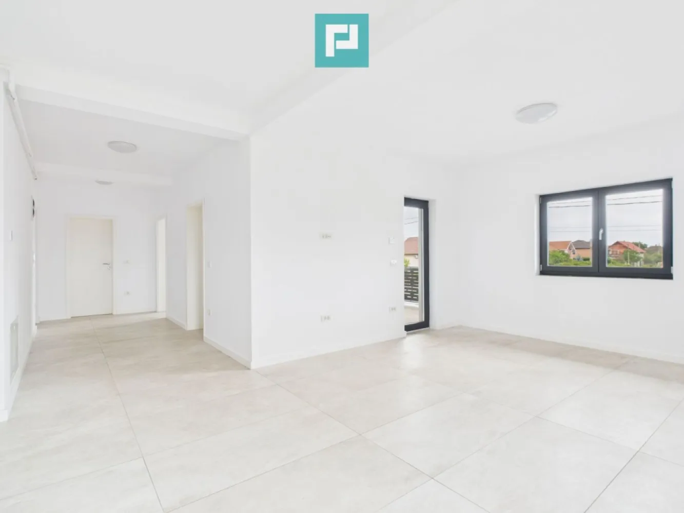 Apartament cu 2 camere, terasă generoasă – Moșnița - Vă prezentăm un apartament modern, situat într-o zonă liniștită și în plină dezvoltare, în Moșnița Veche – în apropiere de Lidl (Drumul Boilor), ideal pentru cei care caută confort, funcționalitate și acces rapid către Timișoara. Caracteristici: - Suprafață utilă: 65.7 mp - Etaj: 1 din 3 – tip SAD - Terasă spațioasă de 17 mp – ideală pentru relaxare - Compartimentare practică: living generos + dormitor + dressing - Centrală proprie, videointerfon - Clădire nouă, cu finisaje de calitate Prețul include TVA pentru persoane juridice. Pentru persoane fizice, se aplică TVA conform legislației în vigoare. Se potrivește pentru: - Cupluri sau familii tinere care caută o locuință aproape de oraș dar într-un cadru aerisit - Investitori (apartamentul poate fi ușor închiriat) - Persoane juridice ce doresc un spațiu locativ sau pentru birou într-o zonă bună Nu rata ocazia de a te muta într-o zonă cu infrastructură bună și vecinătăți civilizate! Pentru vizionare, contactează-mă! Daniela Ianc – PropertyLab Tel 0722 375 289 daniela.ianc@propertylab.ro CP2757838 }}