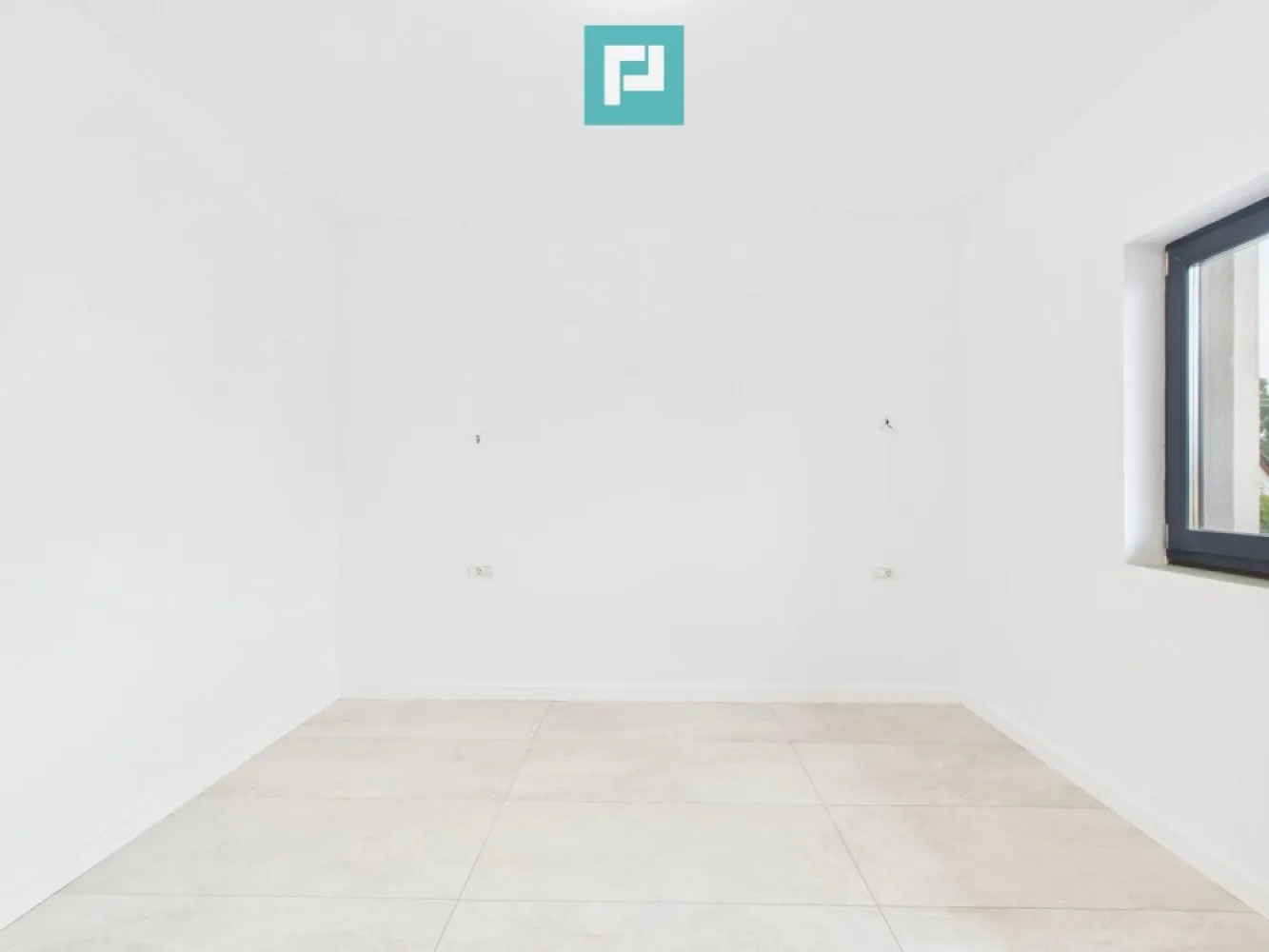 Apartament cu 2 camere, terasă generoasă – Moșnița - Vă prezentăm un apartament modern, situat într-o zonă liniștită și în plină dezvoltare, în Moșnița Veche – în apropiere de Lidl (Drumul Boilor), ideal pentru cei care caută confort, funcționalitate și acces rapid către Timișoara. Caracteristici: - Suprafață utilă: 65.7 mp - Etaj: 1 din 3 – tip SAD - Terasă spațioasă de 17 mp – ideală pentru relaxare - Compartimentare practică: living generos + dormitor + dressing - Centrală proprie, videointerfon - Clădire nouă, cu finisaje de calitate Prețul include TVA pentru persoane juridice. Pentru persoane fizice, se aplică TVA conform legislației în vigoare. Se potrivește pentru: - Cupluri sau familii tinere care caută o locuință aproape de oraș dar într-un cadru aerisit - Investitori (apartamentul poate fi ușor închiriat) - Persoane juridice ce doresc un spațiu locativ sau pentru birou într-o zonă bună Nu rata ocazia de a te muta într-o zonă cu infrastructură bună și vecinătăți civilizate! Pentru vizionare, contactează-mă! Daniela Ianc – PropertyLab Tel 0722 375 289 daniela.ianc@propertylab.ro CP2757838 }}