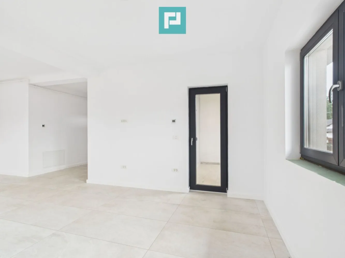 Apartament cu 2 camere, terasă generoasă – Moșnița - Vă prezentăm un apartament modern, situat într-o zonă liniștită și în plină dezvoltare, în Moșnița Veche – în apropiere de Lidl (Drumul Boilor), ideal pentru cei care caută confort, funcționalitate și acces rapid către Timișoara. Caracteristici: - Suprafață utilă: 65.7 mp - Etaj: 1 din 3 – tip SAD - Terasă spațioasă de 17 mp – ideală pentru relaxare - Compartimentare practică: living generos + dormitor + dressing - Centrală proprie, videointerfon - Clădire nouă, cu finisaje de calitate Prețul include TVA pentru persoane juridice. Pentru persoane fizice, se aplică TVA conform legislației în vigoare. Se potrivește pentru: - Cupluri sau familii tinere care caută o locuință aproape de oraș dar într-un cadru aerisit - Investitori (apartamentul poate fi ușor închiriat) - Persoane juridice ce doresc un spațiu locativ sau pentru birou într-o zonă bună Nu rata ocazia de a te muta într-o zonă cu infrastructură bună și vecinătăți civilizate! Pentru vizionare, contactează-mă! Daniela Ianc – PropertyLab Tel 0722 375 289 daniela.ianc@propertylab.ro CP2757838 }}