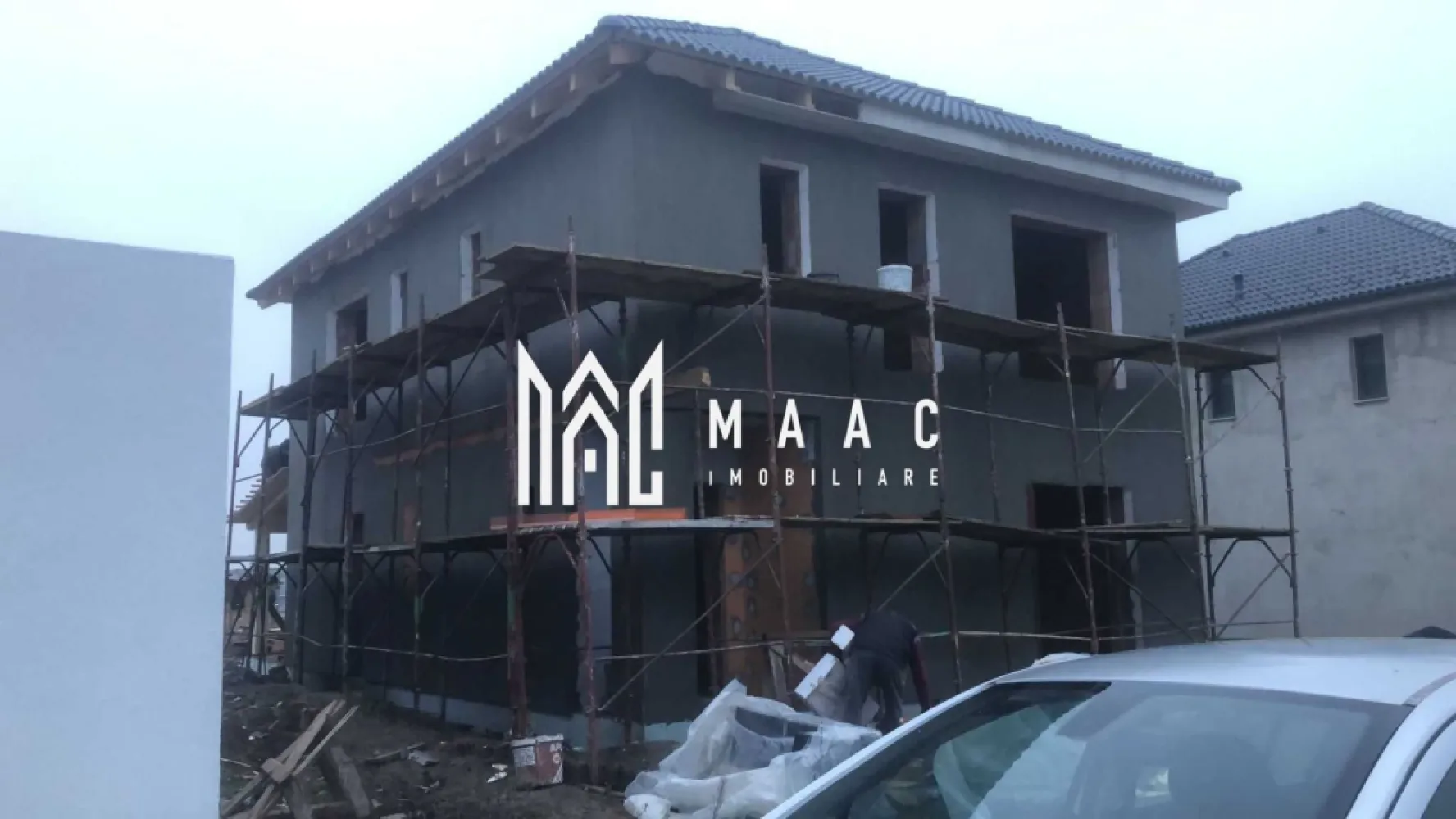Casă individuală | 130MPU | Parter+Etaj | Șura Mică - MAAC-imobiliare vă propune spre vânzare o casă individuală de lux superbă , într-o zonă liniștită, construită pe un teren generos de 500 mp, structură solidă din cărămidă de 30 cm, izolată exterior cu polistiren de 15 cm ,ferestre termopan cu geam triplu, profil PVC cu 7 camere, și o camera tehnică de 3.61 mp. Compartimentarea este practică și bine gândită: La parter se află: -livingul cu bucătăria open-space - 1 baie Iar la etaj: -3 dormitoare -dressing -1 baie Se predă nemobilată, la Alb, termen estimat finalizare martie 2026. Casa este ridicata, izolată si cu geamuri puse la data postarii anuntului. Beneficiază de pompă de căldură Daikin și panouri fotovoltaice de 10,5 kW, oferind un confort sporit și costuri reduse de întreținere. Acces facil către municipiul Sibiu, în apropierea școlii și a altor puncte de interes din localitate. O alegere excelentă pentru cei care caută calitate si economie pe termen lung! Pentru vizionări sau alte detalii contactează-ne și specifică ID:CP2858101 (codul proprietății) }}