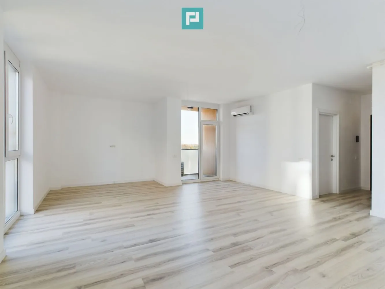 Apartament spațios cu 2 camere în Torontalului - Un apartament nou, modern și gata de mutat! Acest apartament spațios cu 2 camere este situat într-un bloc nou, finalizat în 2024, în zona Torontalului, una dintre cele mai căutate din Timișoara. ~ Dotări și beneficii: • Finisaje premium: parchet, uși celulare, ferestre PVC cu geam tripan • Încălzire prin pardoseală și centrală de bloc pentru un confort optim • Balcon, perfect pentru momente de relaxare • Aer condiționat pentru zilele călduroase • Lift modern și acces facil pentru persoane cu dizabilități • Siguranță: interfon și acces auto cu telecomandă • Utilități complete: apă, canalizare, electricitate, internet • Loc de joacă pentru copii și alei asfaltate cu iluminat public • Acces rapid la mijloacele de transport în comun și zone verzi. Oferim consultanță gratuită pentru obținerea celui mai avantajos credit! Contactați-ne pentru o vizionare! Daniela Ianc- Consultant Imobiliar PropertyLab Timișoara Telefon: 0722375289 Mail: daniela.ianc@propertylab.ro Cod Proprietate: 2756438 }}
