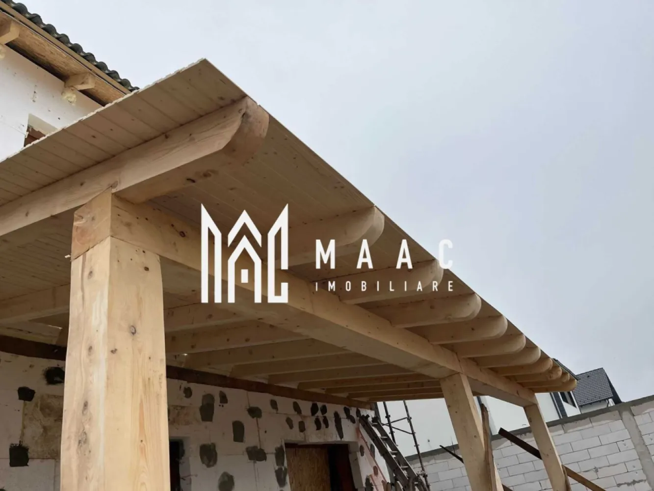 Casă individuală | 130MPU | Parter+Etaj | Șura Mică - MAAC-imobiliare vă propune spre vânzare o casă individuală de lux superbă , într-o zonă liniștită, construită pe un teren generos de 500 mp, structură solidă din cărămidă de 30 cm, izolată exterior cu polistiren de 15 cm ,ferestre termopan cu geam triplu, profil PVC cu 7 camere, și o camera tehnică de 3.61 mp. Compartimentarea este practică și bine gândită: La parter se află: -livingul cu bucătăria open-space - 1 baie Iar la etaj: -3 dormitoare -dressing -1 baie Se predă nemobilată, la Alb, termen estimat finalizare martie 2026. Casa este ridicata, izolată si cu geamuri puse la data postarii anuntului. Beneficiază de pompă de căldură Daikin și panouri fotovoltaice de 10,5 kW, oferind un confort sporit și costuri reduse de întreținere. Acces facil către municipiul Sibiu, în apropierea școlii și a altor puncte de interes din localitate. O alegere excelentă pentru cei care caută calitate si economie pe termen lung! Pentru vizionări sau alte detalii contactează-ne și specifică ID:CP2858101 (codul proprietății) }}