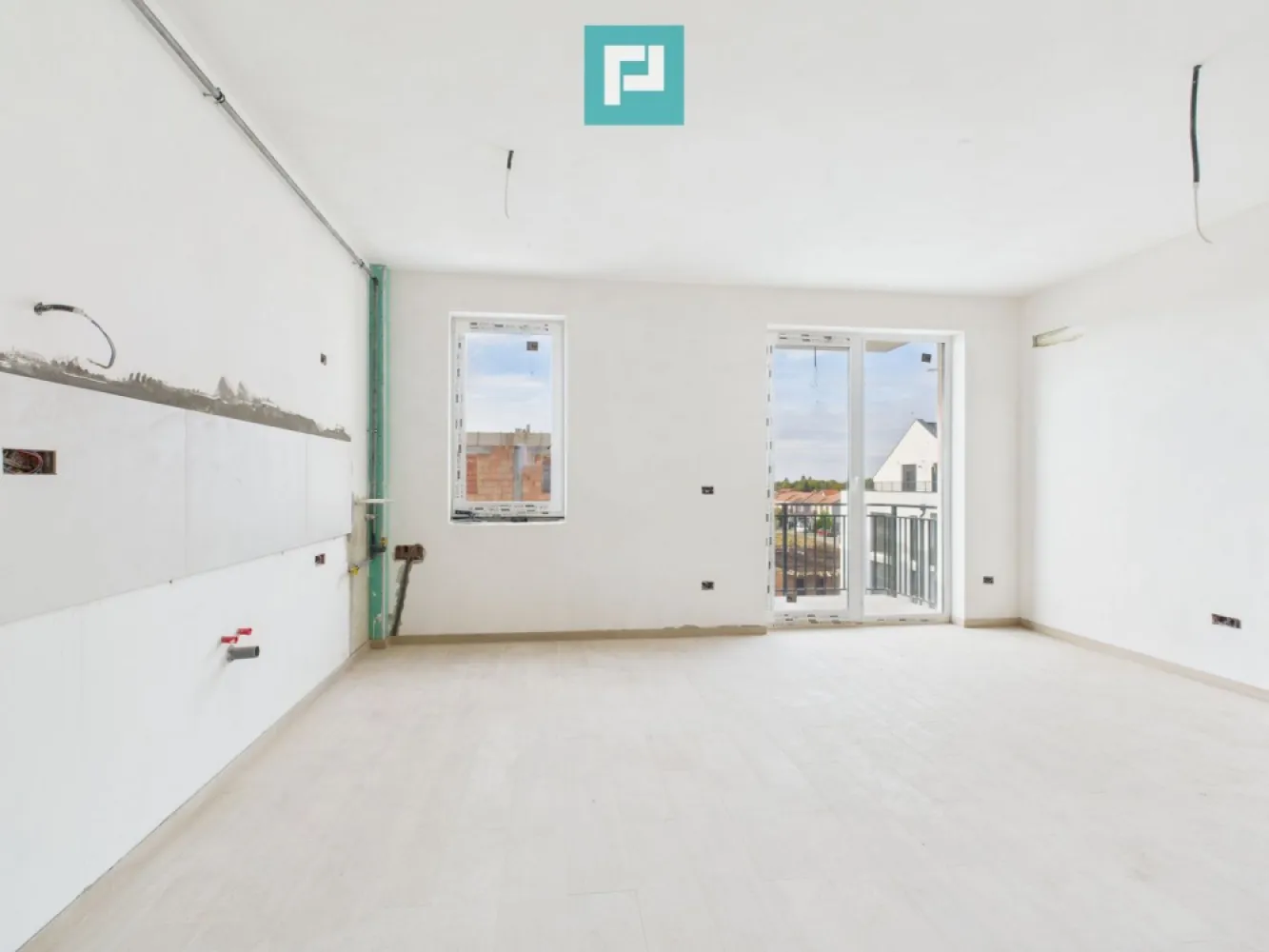 Apartament la mansardă în Freidorf - Shopping City - Apartament la mansarda, modern cu 2 camere – lângă Shopping City Timișoara Aflat la mansardă, acest apartament cochet de 50,05 mp utili (63,20 mp construiți) te cucerește prin conceptul open space și spațiile generoase, oferind o atmosferă caldă, luminoasă și primitoare. Avantaje cheie: Iluminat natural excelent, care creează o stare de bine Design modern, ideal pentru tineri sau cupluri care apreciază confortul Locație excelentă, aproape de Shopping City Timișoara – tot ce ai nevoie, la doar câțiva pași Prețul include TVA și un loc de parcare privat . Un apartament ideal pentru cei care caută intimitate, stil și accesibilitate într-o zonă dinamică a orașului! Consultant imobiliar : Laurentiu Caraman Telefon : 0721824896 Email : laurentiu.caraman@propertylab.ro CP 2754878 }}