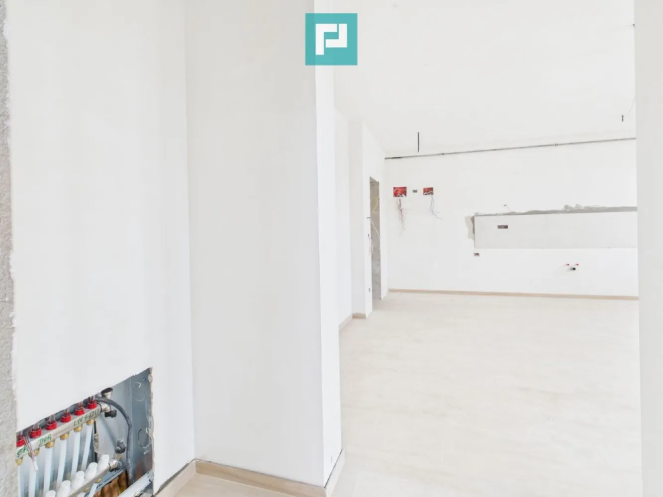 Apartament la mansardă în Freidorf - Shopping City - Apartament la mansarda, modern cu 2 camere – lângă Shopping City Timișoara Aflat la mansardă, acest apartament cochet de 50,05 mp utili (63,20 mp construiți) te cucerește prin conceptul open space și spațiile generoase, oferind o atmosferă caldă, luminoasă și primitoare. Avantaje cheie: Iluminat natural excelent, care creează o stare de bine Design modern, ideal pentru tineri sau cupluri care apreciază confortul Locație excelentă, aproape de Shopping City Timișoara – tot ce ai nevoie, la doar câțiva pași Prețul include TVA și un loc de parcare privat . Un apartament ideal pentru cei care caută intimitate, stil și accesibilitate într-o zonă dinamică a orașului! Consultant imobiliar : Laurentiu Caraman Telefon : 0721824896 Email : laurentiu.caraman@propertylab.ro CP 2754878 }}