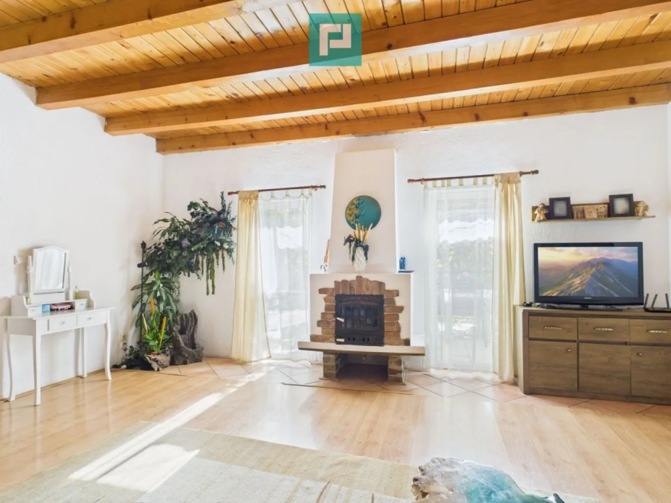 Casă spațioasă în Săcălaz lângă Timisoara - Situată în Săcălaz, într-o zonă liniștită, ușor accesibilă și bine conectată la Timișoara, acesta este o casă mare, luminoasă și primitoare, unde fiecare membru al familiei să aibă propriul spațiu, Proprietatea te va cuceri de la prima vizită prin spațiul generos (295 mp) și curtea frumoasă de 660 mp – locul perfect pentru relaxare, grătar cu prietenii sau joaca copiilor. Imaginează-ți cum ar fi să te trezeșți dimineața într-o casă mare, luminoasă, unde fiecare are propriul colț de liniște. O casă care te primește cu căldură, cu un șemineu aprins iarna și o curte în care să te bucuri de aer curat vara. Parter – confort și eleganță: Living imens, luminos, cu șemineu, unde serile devin magice Bucătărie spațioasă, complet mobilată și utilată, pregătită pentru mese în familie Birou sau cameră suplimentară – ideal pentru lucru de acasă 2 băi complet utilate – una cu cadă, alta cu duș modern Etaj – intimitate și spațiu pentru toți: 3 dormitoare primitoare, dintre care unul matrimonial cu baie proprie și dressing generos Un spațiu suplimentar neamenajat cât o cameră întreagă – perfect pentru sală de fitness, atelier, loc de joacă sau dormitor suplimentar, în funcție de visul tău Pod separat – ideal pentru depozitare sau amenajare creativă Dotări și detalii care contează: Suprafață: 295 mp utili Teren: 660 mp Garaj încăpător, loc pentru grătar în curte, spatiu pentru amenajări diverse sau loc de joaca. Construcție solidă, acoperiș din tablă, izolație exterioară, utilități complete (gaz, apă, canalizare, curent trifazic) și curte ideală pentru relaxare. Un loc unde poți respira liniște și bucurie. Această casă este gândită pentru familii care își doresc mai mult decât ziduri – își doresc un loc unde pot crea amintiri. Fiecare colț e gândit cu suflet, fiecare detaliu oferă confort, iar spațiul îți lasă libertatea de a visa. Consultant imobiliar : Laurențiu Caraman Telefon : 0721824896 Email : laurențiu.caraman@propertylab.ro CP 2730638 }}