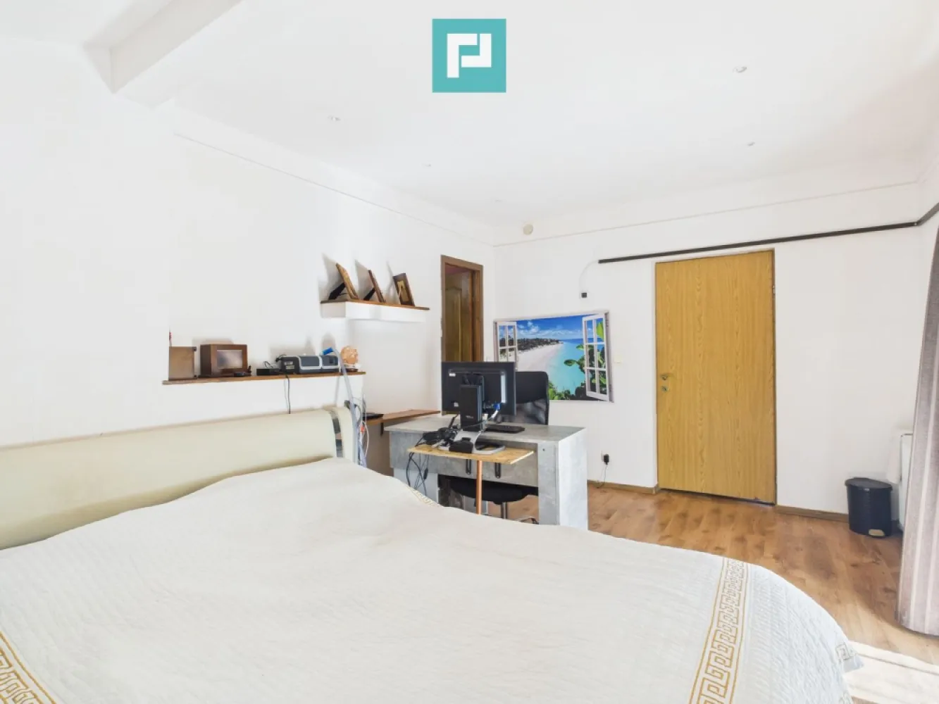 Casă spațioasă în Săcălaz lângă Timisoara - Situată în Săcălaz, într-o zonă liniștită, ușor accesibilă și bine conectată la Timișoara, acesta este o casă mare, luminoasă și primitoare, unde fiecare membru al familiei să aibă propriul spațiu, Proprietatea te va cuceri de la prima vizită prin spațiul generos (295 mp) și curtea frumoasă de 660 mp – locul perfect pentru relaxare, grătar cu prietenii sau joaca copiilor. Imaginează-ți cum ar fi să te trezeșți dimineața într-o casă mare, luminoasă, unde fiecare are propriul colț de liniște. O casă care te primește cu căldură, cu un șemineu aprins iarna și o curte în care să te bucuri de aer curat vara. Parter – confort și eleganță: Living imens, luminos, cu șemineu, unde serile devin magice Bucătărie spațioasă, complet mobilată și utilată, pregătită pentru mese în familie Birou sau cameră suplimentară – ideal pentru lucru de acasă 2 băi complet utilate – una cu cadă, alta cu duș modern Etaj – intimitate și spațiu pentru toți: 3 dormitoare primitoare, dintre care unul matrimonial cu baie proprie și dressing generos Un spațiu suplimentar neamenajat cât o cameră întreagă – perfect pentru sală de fitness, atelier, loc de joacă sau dormitor suplimentar, în funcție de visul tău Pod separat – ideal pentru depozitare sau amenajare creativă Dotări și detalii care contează: Suprafață: 295 mp utili Teren: 660 mp Garaj încăpător, loc pentru grătar în curte, spatiu pentru amenajări diverse sau loc de joaca. Construcție solidă, acoperiș din tablă, izolație exterioară, utilități complete (gaz, apă, canalizare, curent trifazic) și curte ideală pentru relaxare. Un loc unde poți respira liniște și bucurie. Această casă este gândită pentru familii care își doresc mai mult decât ziduri – își doresc un loc unde pot crea amintiri. Fiecare colț e gândit cu suflet, fiecare detaliu oferă confort, iar spațiul îți lasă libertatea de a visa. Consultant imobiliar : Laurențiu Caraman Telefon : 0721824896 Email : laurențiu.caraman@propertylab.ro CP 2730638 }}