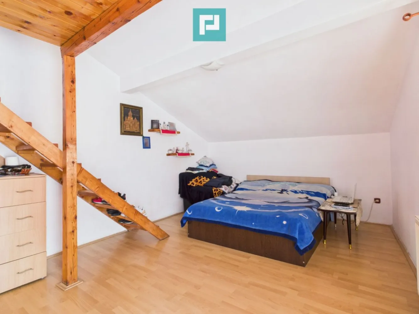 Casă spațioasă în Săcălaz lângă Timisoara - Situată în Săcălaz, într-o zonă liniștită, ușor accesibilă și bine conectată la Timișoara, acesta este o casă mare, luminoasă și primitoare, unde fiecare membru al familiei să aibă propriul spațiu, Proprietatea te va cuceri de la prima vizită prin spațiul generos (295 mp) și curtea frumoasă de 660 mp – locul perfect pentru relaxare, grătar cu prietenii sau joaca copiilor. Imaginează-ți cum ar fi să te trezeșți dimineața într-o casă mare, luminoasă, unde fiecare are propriul colț de liniște. O casă care te primește cu căldură, cu un șemineu aprins iarna și o curte în care să te bucuri de aer curat vara. Parter – confort și eleganță: Living imens, luminos, cu șemineu, unde serile devin magice Bucătărie spațioasă, complet mobilată și utilată, pregătită pentru mese în familie Birou sau cameră suplimentară – ideal pentru lucru de acasă 2 băi complet utilate – una cu cadă, alta cu duș modern Etaj – intimitate și spațiu pentru toți: 3 dormitoare primitoare, dintre care unul matrimonial cu baie proprie și dressing generos Un spațiu suplimentar neamenajat cât o cameră întreagă – perfect pentru sală de fitness, atelier, loc de joacă sau dormitor suplimentar, în funcție de visul tău Pod separat – ideal pentru depozitare sau amenajare creativă Dotări și detalii care contează: Suprafață: 295 mp utili Teren: 660 mp Garaj încăpător, loc pentru grătar în curte, spatiu pentru amenajări diverse sau loc de joaca. Construcție solidă, acoperiș din tablă, izolație exterioară, utilități complete (gaz, apă, canalizare, curent trifazic) și curte ideală pentru relaxare. Un loc unde poți respira liniște și bucurie. Această casă este gândită pentru familii care își doresc mai mult decât ziduri – își doresc un loc unde pot crea amintiri. Fiecare colț e gândit cu suflet, fiecare detaliu oferă confort, iar spațiul îți lasă libertatea de a visa. Consultant imobiliar : Laurențiu Caraman Telefon : 0721824896 Email : laurențiu.caraman@propertylab.ro CP 2730638 }}