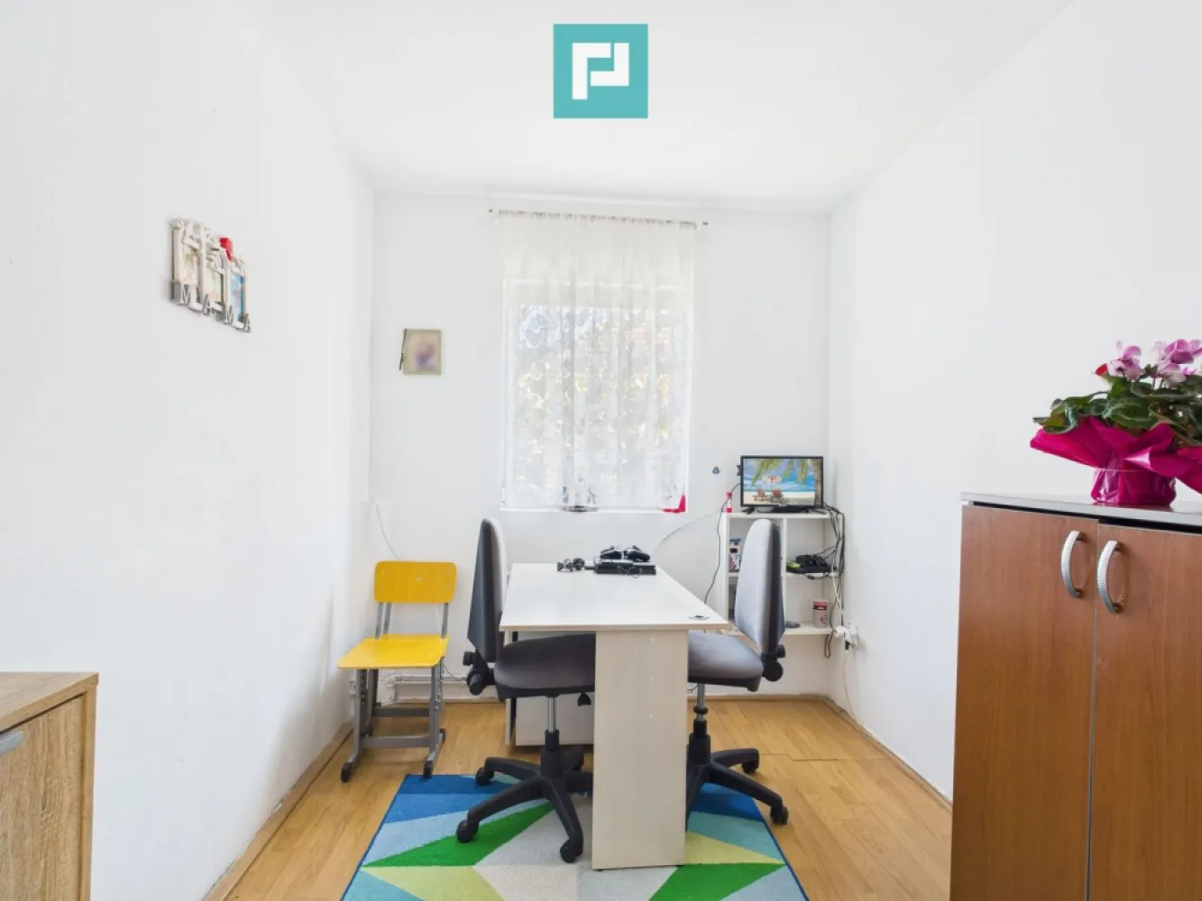 Casă spațioasă în Săcălaz lângă Timisoara - Situată în Săcălaz, într-o zonă liniștită, ușor accesibilă și bine conectată la Timișoara, acesta este o casă mare, luminoasă și primitoare, unde fiecare membru al familiei să aibă propriul spațiu, Proprietatea te va cuceri de la prima vizită prin spațiul generos (295 mp) și curtea frumoasă de 660 mp – locul perfect pentru relaxare, grătar cu prietenii sau joaca copiilor. Imaginează-ți cum ar fi să te trezeșți dimineața într-o casă mare, luminoasă, unde fiecare are propriul colț de liniște. O casă care te primește cu căldură, cu un șemineu aprins iarna și o curte în care să te bucuri de aer curat vara. Parter – confort și eleganță: Living imens, luminos, cu șemineu, unde serile devin magice Bucătărie spațioasă, complet mobilată și utilată, pregătită pentru mese în familie Birou sau cameră suplimentară – ideal pentru lucru de acasă 2 băi complet utilate – una cu cadă, alta cu duș modern Etaj – intimitate și spațiu pentru toți: 3 dormitoare primitoare, dintre care unul matrimonial cu baie proprie și dressing generos Un spațiu suplimentar neamenajat cât o cameră întreagă – perfect pentru sală de fitness, atelier, loc de joacă sau dormitor suplimentar, în funcție de visul tău Pod separat – ideal pentru depozitare sau amenajare creativă Dotări și detalii care contează: Suprafață: 295 mp utili Teren: 660 mp Garaj încăpător, loc pentru grătar în curte, spatiu pentru amenajări diverse sau loc de joaca. Construcție solidă, acoperiș din tablă, izolație exterioară, utilități complete (gaz, apă, canalizare, curent trifazic) și curte ideală pentru relaxare. Un loc unde poți respira liniște și bucurie. Această casă este gândită pentru familii care își doresc mai mult decât ziduri – își doresc un loc unde pot crea amintiri. Fiecare colț e gândit cu suflet, fiecare detaliu oferă confort, iar spațiul îți lasă libertatea de a visa. Consultant imobiliar : Laurențiu Caraman Telefon : 0721824896 Email : laurențiu.caraman@propertylab.ro CP 2730638 }}