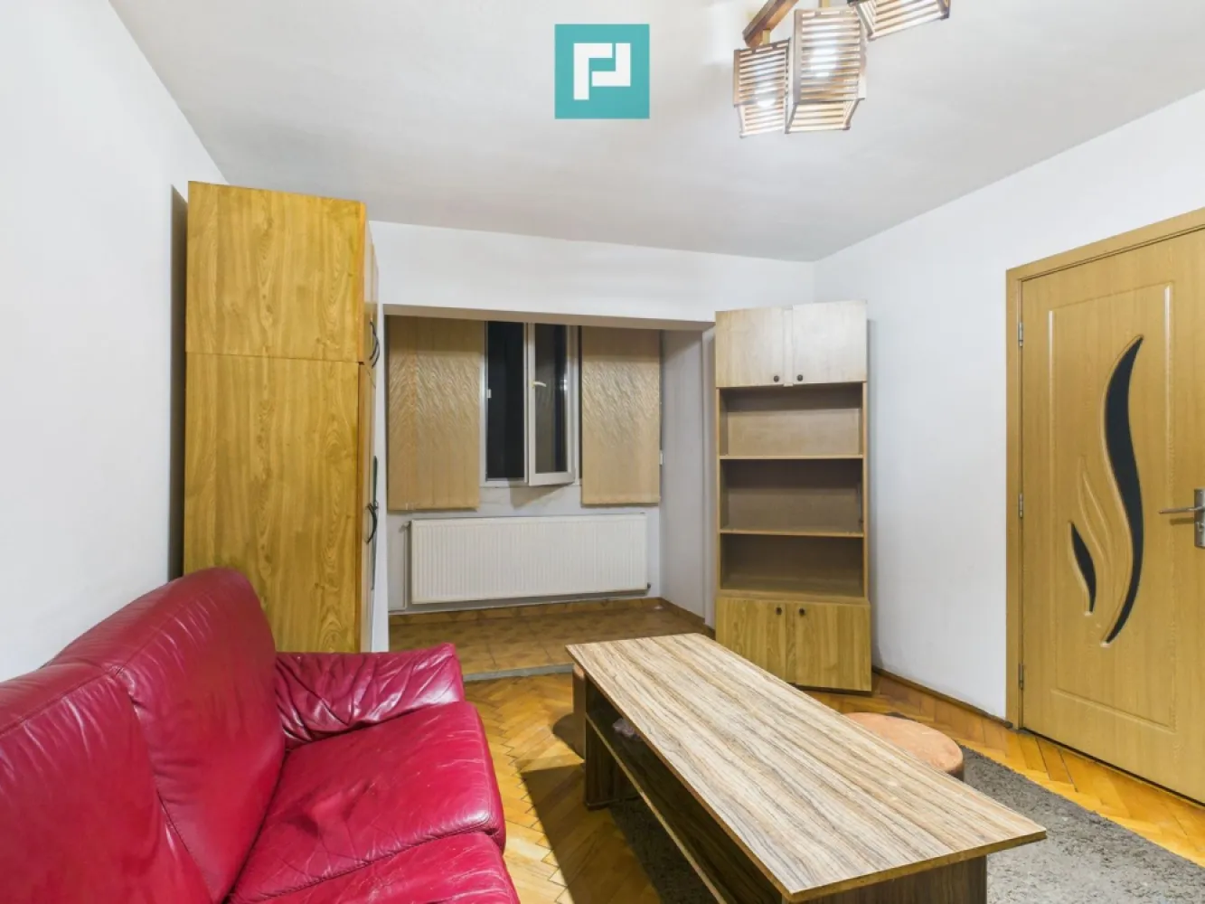 Apartament cu 3 camere, 2 balcoane Calea Șagului - Apartament primitor, luminos și bine compartimentat, situat la etajul 3 din 5, cu suprafața de 50 mp. Dispune de 2 balcoane pe 2 părți diferite, oferind spațiu și lumină naturală pe tot parcursul zilei și un spațiu în plus pentru relaxare sau depozitare. Bucătărie utilată și baie complet renovată. Holul și bucătăria sunt decorate cu piatră de râu, conferind un aspect natural și elegant spațiului. Apartamentul se află într-o zonă bine conectată la toate punctele de interes: acces rapid la mijloace de transport în comun, ceea ce vă va ușura considerabil deplasările zilnice; la câțiva pași de magazine, dispensar, farmacii și policlinica Regina Maria, pentru un plus de confort și siguranță; la cateva minute este Scoala Gimnaziala nr.27, Gradinita cu Program Prelungit nr 3, alte facilități urbane esențiale pentru un trai liniștit și organizat. Este alegerea ideală pentru o familie care caută căldura unui cămin sau pentru oricine își dorește un apartament bine poziționat, luminos și practic. Consultant imobiliar : Laurentiu Caraman Telefon : 0721824896 Email : laurentiu.caraman@propertylab.ro CP2716303 }}