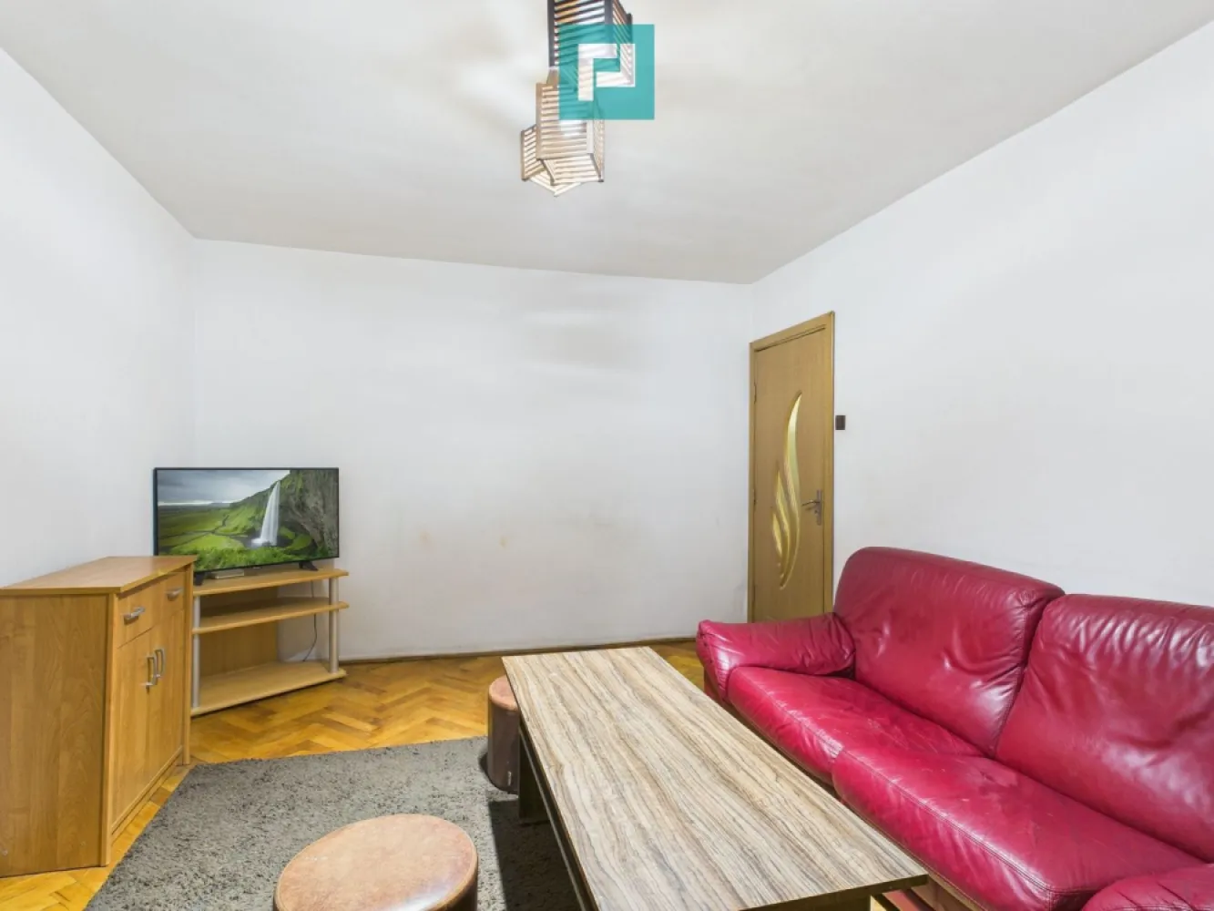 Apartament cu 3 camere, 2 balcoane Calea Șagului - Apartament primitor, luminos și bine compartimentat, situat la etajul 3 din 5, cu suprafața de 50 mp. Dispune de 2 balcoane pe 2 părți diferite, oferind spațiu și lumină naturală pe tot parcursul zilei și un spațiu în plus pentru relaxare sau depozitare. Bucătărie utilată și baie complet renovată. Holul și bucătăria sunt decorate cu piatră de râu, conferind un aspect natural și elegant spațiului. Apartamentul se află într-o zonă bine conectată la toate punctele de interes: acces rapid la mijloace de transport în comun, ceea ce vă va ușura considerabil deplasările zilnice; la câțiva pași de magazine, dispensar, farmacii și policlinica Regina Maria, pentru un plus de confort și siguranță; la cateva minute este Scoala Gimnaziala nr.27, Gradinita cu Program Prelungit nr 3, alte facilități urbane esențiale pentru un trai liniștit și organizat. Este alegerea ideală pentru o familie care caută căldura unui cămin sau pentru oricine își dorește un apartament bine poziționat, luminos și practic. Consultant imobiliar : Laurentiu Caraman Telefon : 0721824896 Email : laurentiu.caraman@propertylab.ro CP2716303 }}
