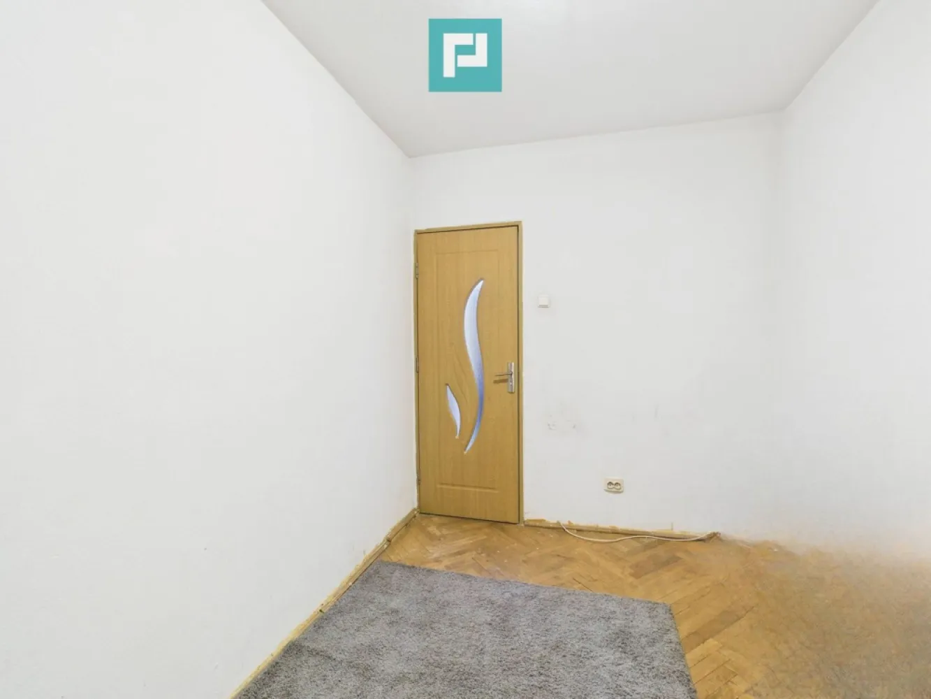 Apartament cu 3 camere, 2 balcoane Calea Șagului - Apartament primitor, luminos și bine compartimentat, situat la etajul 3 din 5, cu suprafața de 50 mp. Dispune de 2 balcoane pe 2 părți diferite, oferind spațiu și lumină naturală pe tot parcursul zilei și un spațiu în plus pentru relaxare sau depozitare. Bucătărie utilată și baie complet renovată. Holul și bucătăria sunt decorate cu piatră de râu, conferind un aspect natural și elegant spațiului. Apartamentul se află într-o zonă bine conectată la toate punctele de interes: acces rapid la mijloace de transport în comun, ceea ce vă va ușura considerabil deplasările zilnice; la câțiva pași de magazine, dispensar, farmacii și policlinica Regina Maria, pentru un plus de confort și siguranță; la cateva minute este Scoala Gimnaziala nr.27, Gradinita cu Program Prelungit nr 3, alte facilități urbane esențiale pentru un trai liniștit și organizat. Este alegerea ideală pentru o familie care caută căldura unui cămin sau pentru oricine își dorește un apartament bine poziționat, luminos și practic. Consultant imobiliar : Laurentiu Caraman Telefon : 0721824896 Email : laurentiu.caraman@propertylab.ro CP2716303 }}