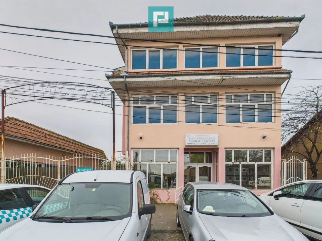 Imobil Mixt– Ideal Pentru Birouri, Showroom - O oportunitate excelentă de investiție! Vă propunem spre vânzare un imobil mixt compus din 3 clădiri, situat într-o zonă urbană dezvoltata, înconjurată de locuințe, ideal pentru activități nepoluante și fără impact asupra vecinătății. CARACTERISTICI TEHNICE: - C1 – Spațiu comercial, protocol și birouri • Regim: P+1E+M • Suprafață construită: 247 mp • Suprafață desfășurată: 758 mp - C2 – Spații multifuncționale (birouri / showroom / depozitare) Regim: P+2E+M Suprafață construită: 1.327 mp Suprafață desfășurată: 5.012 mp - C3 – Clădire birou totala construita la sol este de 1646 mp si Suprafata totala desfasurata 5842 C3 – Clădire birou Suprafață construită: 72 mp TOTAL: - Suprafață totală construită la sol: 1.646 mp - Suprafață totală desfășurată: 5.842 mp UTILITĂȚI & FACILITĂȚI: - Gaz - Curent + curent trifazic - Apă - Canalizare - Acces auto facil - Ieșire pe două laturi ale proprietății (dublu acces auto) SE POTRIVEȘTE PERFECT PENTRU: Sediu central firmă Showroom & spații administrative Pentru medical / educațional / servicii Activități de prestări servicii sau logistică Investitori care caută o proprietate versatilă Pentru detalii suplimentare sau programarea unei vizionări, nu ezitați să mă contactați! Daniela Ianc – PropertyLab Tel 0722 375 289 daniela.ianc@propertylab.ro CP2705321 }}