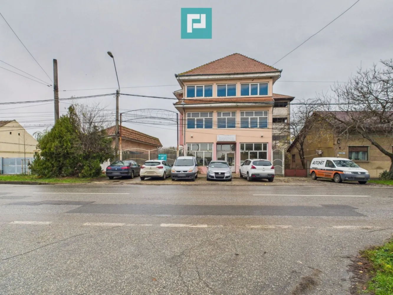 Imobil Mixt– Ideal Pentru Birouri, Showroom - O oportunitate excelentă de investiție! Vă propunem spre vânzare un imobil mixt compus din 3 clădiri, situat într-o zonă urbană dezvoltata, înconjurată de locuințe, ideal pentru activități nepoluante și fără impact asupra vecinătății. CARACTERISTICI TEHNICE: - C1 – Spațiu comercial, protocol și birouri • Regim: P+1E+M • Suprafață construită: 247 mp • Suprafață desfășurată: 758 mp - C2 – Spații multifuncționale (birouri / showroom / depozitare) Regim: P+2E+M Suprafață construită: 1.327 mp Suprafață desfășurată: 5.012 mp - C3 – Clădire birou totala construita la sol este de 1646 mp si Suprafata totala desfasurata 5842 C3 – Clădire birou Suprafață construită: 72 mp TOTAL: - Suprafață totală construită la sol: 1.646 mp - Suprafață totală desfășurată: 5.842 mp UTILITĂȚI & FACILITĂȚI: - Gaz - Curent + curent trifazic - Apă - Canalizare - Acces auto facil - Ieșire pe două laturi ale proprietății (dublu acces auto) SE POTRIVEȘTE PERFECT PENTRU: Sediu central firmă Showroom & spații administrative Pentru medical / educațional / servicii Activități de prestări servicii sau logistică Investitori care caută o proprietate versatilă Pentru detalii suplimentare sau programarea unei vizionări, nu ezitați să mă contactați! Daniela Ianc – PropertyLab Tel 0722 375 289 daniela.ianc@propertylab.ro CP2705321 }}