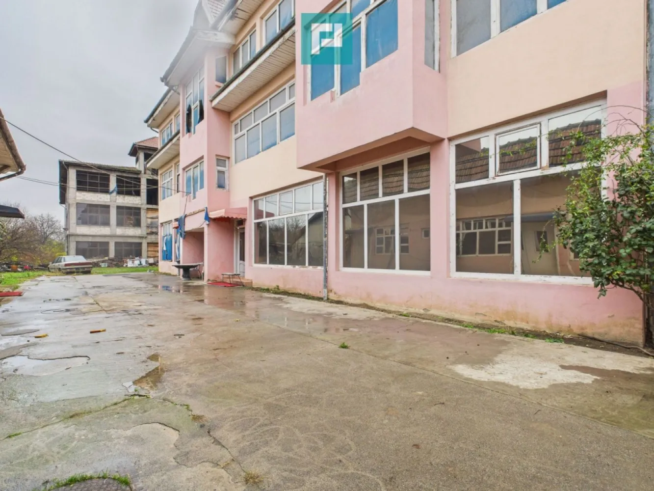 Imobil Mixt– Ideal Pentru Birouri, Showroom - O oportunitate excelentă de investiție! Vă propunem spre vânzare un imobil mixt compus din 3 clădiri, situat într-o zonă urbană dezvoltata, înconjurată de locuințe, ideal pentru activități nepoluante și fără impact asupra vecinătății. CARACTERISTICI TEHNICE: - C1 – Spațiu comercial, protocol și birouri • Regim: P+1E+M • Suprafață construită: 247 mp • Suprafață desfășurată: 758 mp - C2 – Spații multifuncționale (birouri / showroom / depozitare) Regim: P+2E+M Suprafață construită: 1.327 mp Suprafață desfășurată: 5.012 mp - C3 – Clădire birou totala construita la sol este de 1646 mp si Suprafata totala desfasurata 5842 C3 – Clădire birou Suprafață construită: 72 mp TOTAL: - Suprafață totală construită la sol: 1.646 mp - Suprafață totală desfășurată: 5.842 mp UTILITĂȚI & FACILITĂȚI: - Gaz - Curent + curent trifazic - Apă - Canalizare - Acces auto facil - Ieșire pe două laturi ale proprietății (dublu acces auto) SE POTRIVEȘTE PERFECT PENTRU: Sediu central firmă Showroom & spații administrative Pentru medical / educațional / servicii Activități de prestări servicii sau logistică Investitori care caută o proprietate versatilă Pentru detalii suplimentare sau programarea unei vizionări, nu ezitați să mă contactați! Daniela Ianc – PropertyLab Tel 0722 375 289 daniela.ianc@propertylab.ro CP2705321 }}