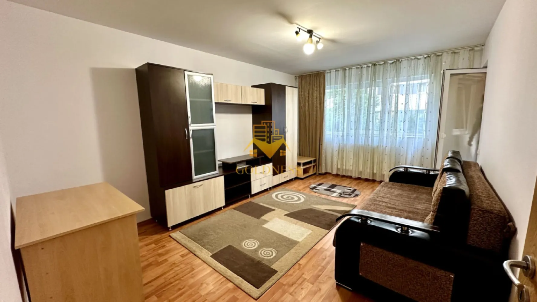 1 camera decomandată, Zorilor, Calea Turzii, Parcare, Centrala proprie - GOLDNESS Imobiliare vă propune spre închiriere un apartament cu 1 camere complet mobilat și utilat, la etajul 1 într-un imobil de 8 etaje, în Cartierul Zorilor.
Dispune de loc de parcare contra cost!
Se află în apropierea stațiilor de transport în comun, magazine, restaurante, spații verzi, farmacii, etc. 

Apartamentul este compartimentat astfel:
 - camera cu canapea extensibilă , dressing, noptiere
 - bucătărie complet utilată și mobilată, loc de servit masa 
 - baie cu cada, calorifer port prosop și dulap pentru depozitare.
 - balcon închis 3mp.

Imobilul este dotat cu toate cele necesare- centrală proprie, frigider, aragaz, hotă, mașină de spălat haine, etc. 

Dacă sunteți interesați de acest apartament și doriți să îl vizionați, dar și pentru alte oferte nu ezitați să ne contactați telefonic sau prin e-mail. Vă stăm la dispoziție!
Pentru intermediere se percepe un comision de 50% din prețul chiriei!