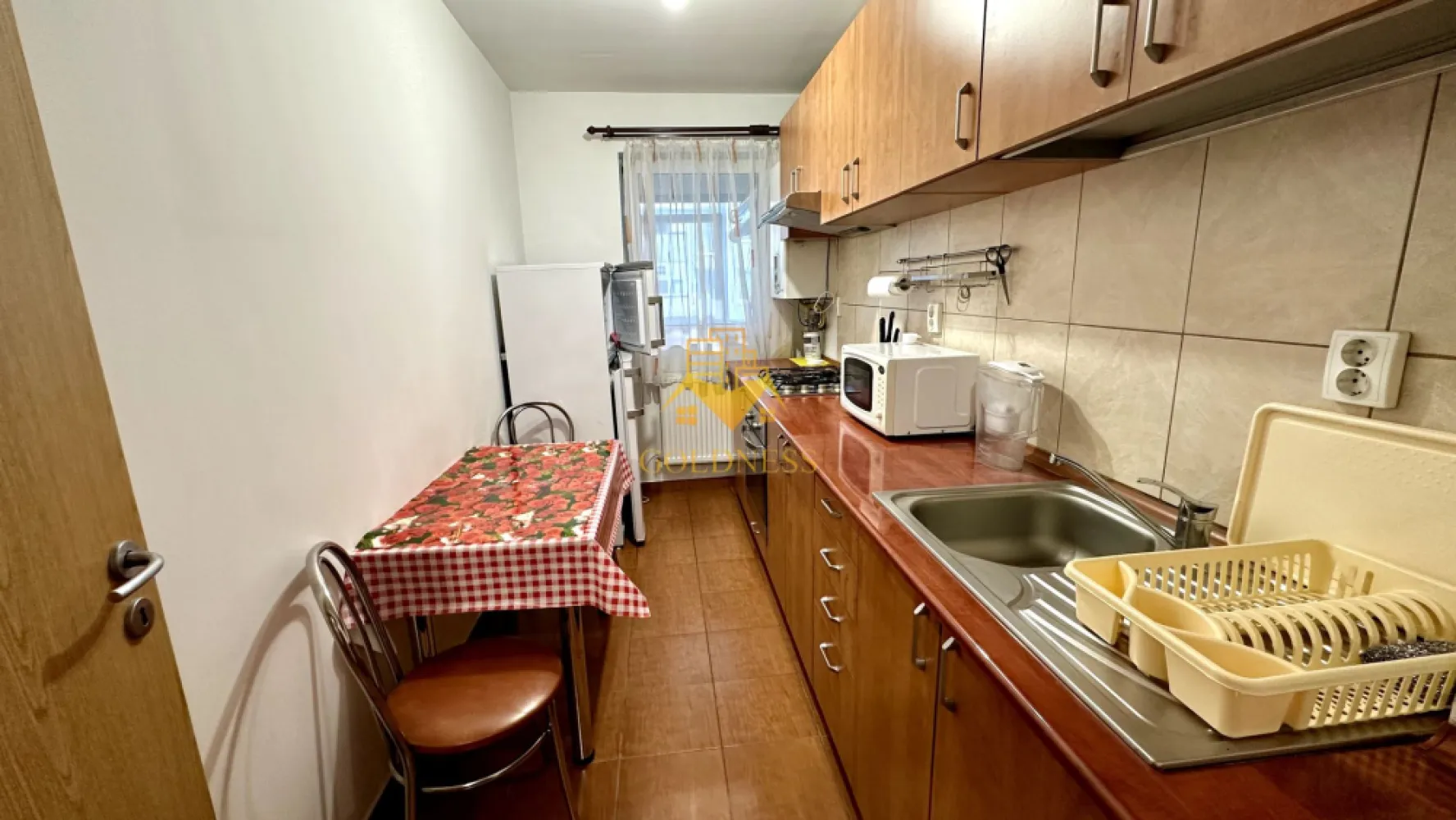 1 camera decomandată, Zorilor, Calea Turzii, Parcare, Centrala proprie - GOLDNESS Imobiliare vă propune spre închiriere un apartament cu 1 camere complet mobilat și utilat, la etajul 1 într-un imobil de 8 etaje, în Cartierul Zorilor.
Dispune de loc de parcare contra cost!
Se află în apropierea stațiilor de transport în comun, magazine, restaurante, spații verzi, farmacii, etc. 

Apartamentul este compartimentat astfel:
 - camera cu canapea extensibilă , dressing, noptiere
 - bucătărie complet utilată și mobilată, loc de servit masa 
 - baie cu cada, calorifer port prosop și dulap pentru depozitare.
 - balcon închis 3mp.

Imobilul este dotat cu toate cele necesare- centrală proprie, frigider, aragaz, hotă, mașină de spălat haine, etc. 

Dacă sunteți interesați de acest apartament și doriți să îl vizionați, dar și pentru alte oferte nu ezitați să ne contactați telefonic sau prin e-mail. Vă stăm la dispoziție!
Pentru intermediere se percepe un comision de 50% din prețul chiriei!
