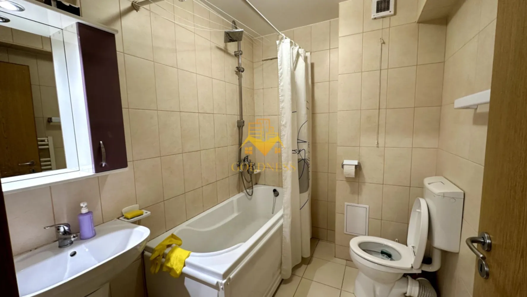 1 camera decomandată, Zorilor, Calea Turzii, Parcare, Centrala proprie - GOLDNESS Imobiliare vă propune spre închiriere un apartament cu 1 camere complet mobilat și utilat, la etajul 1 într-un imobil de 8 etaje, în Cartierul Zorilor.
Dispune de loc de parcare contra cost!
Se află în apropierea stațiilor de transport în comun, magazine, restaurante, spații verzi, farmacii, etc. 

Apartamentul este compartimentat astfel:
 - camera cu canapea extensibilă , dressing, noptiere
 - bucătărie complet utilată și mobilată, loc de servit masa 
 - baie cu cada, calorifer port prosop și dulap pentru depozitare.
 - balcon închis 3mp.

Imobilul este dotat cu toate cele necesare- centrală proprie, frigider, aragaz, hotă, mașină de spălat haine, etc. 

Dacă sunteți interesați de acest apartament și doriți să îl vizionați, dar și pentru alte oferte nu ezitați să ne contactați telefonic sau prin e-mail. Vă stăm la dispoziție!
Pentru intermediere se percepe un comision de 50% din prețul chiriei!