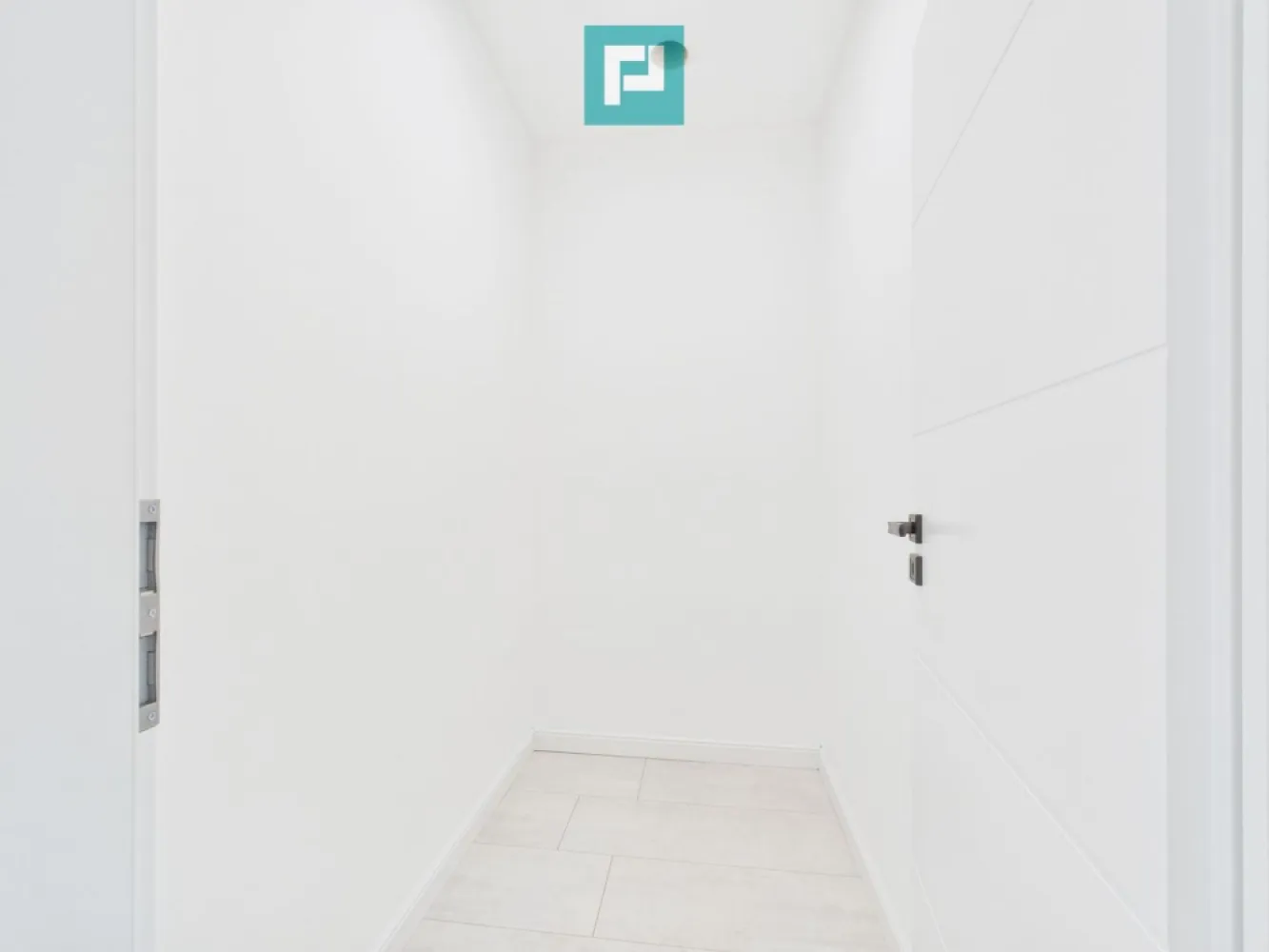 Duplex modern la Giarmata Vii - Locuința potrivită pentru un stil de viață echilibrat – la doar câțiva pași de Timișoara Property Lab îți propune o proprietate cochetă, construită cu grijă și atenție la detalii, într-o zonă în continuă dezvoltare, la doar câteva minute de Timișoara . Detalii esențiale: - Suprafață utilă: 85 mp - Teren: 300 mp - Compartimentare optimă: * 3 dormitoare * 2 băi moderne * Living luminos * Bucătărie practică * Cămară utilă * Terasă perfectă pentru relaxare Avantaje și dotări: - Fiecare cameră are control individual al temperaturii - Materiale premium și finisaje atent alese - Conectat la toate utilitățile (apă, canalizare, gaz, electricitate) - Acces facil pe drum asfaltat - Transport public RATT în apropiere Această proprietate îmbină armonios liniștea unei comunități retrase cu avantajele accesului rapid către centrul orașului. Este ideală pentru familii tinere sau pentru cei care vor mai mult confort într-un spațiu eficient. Programează o vizionare chiar acum: Dina Driment – Property Lab 0721 869 140 dina.driment@propertylab.ro CP2701922 }}