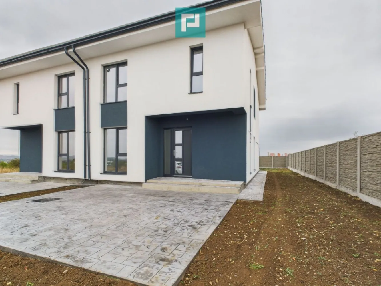 Duplex ultrafinisat cu 3 camere, 3 băi în Pișchia - Oferim spre vânzare o casă tip duplex, ultrafinisată, situată în comuna Pișchia, într-o zonă liniștită, la doar câteva minute de Timișoara. Proprietatea a fost finalizată în 2025 și oferă un design modern, spații bine compartimentate și o curte generoasă. ~ Detalii proprietate : • Tip imobil: Duplex • An construcție: 2025 (finalizată) • Suprafață utilă: 105,5 mp • Suprafață construită: 139,5 mp • Suprafață teren: 339 mp • Suprafață curte liberă: 250 mp • Amprentă la sol: 69,5 mp • Număr camere: 3 • 2 Dormitoare • 3 Băi cu aerisire naturală • 1 Bucătărie închisă • 2 Terase de aprox. 18 mp • 2 Locuri de parcare ~ Finisaje și dotări : • Ultrafinisat, nemobilat • Încălzire prin pardoseală cu centrală proprie • Geamuri tripan • Uși interioare MDF, ușă intrare PVC • Gresie și parchet de calitate • Cabina de duș și cadă • Acoperiș din țiglă, izolație exterioară • Grădină proprie cu vedere panoramică ~ Facilități zonă : • Străzi pietruite • Apă, curent, fosă septică, gaz cu butelii Această proprietate reprezintă alegerea ideală pentru cei care își doresc o casă nouă, bine construită, cu spații optim compartimentate și o curte privată generoasă, într-o zonă liniștită, aproape de Timișoara. Pentru detalii suplimentare și vizionări : Marian Dobre – Consultant Imobiliar PropertyLab Timișoara Telefon: 0773 700 389 E-mail: marian.dobre@propertylab.ro Cod Proprietate: 2700251 }}