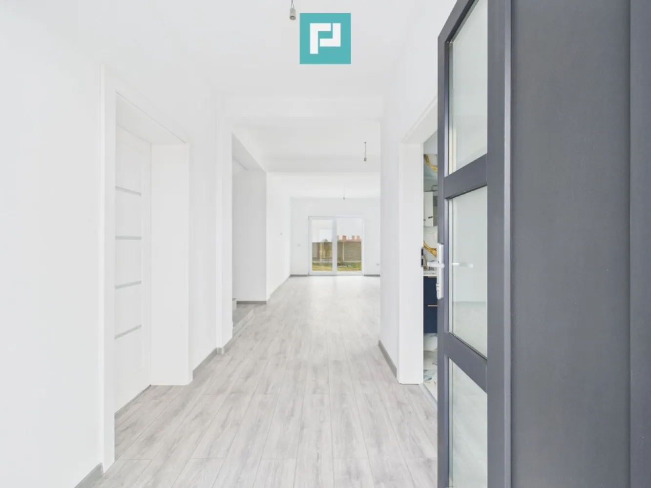 Duplex ultrafinisat cu 3 camere, 3 băi în Pișchia - Oferim spre vânzare o casă tip duplex, ultrafinisată, situată în comuna Pișchia, într-o zonă liniștită, la doar câteva minute de Timișoara. Proprietatea a fost finalizată în 2025 și oferă un design modern, spații bine compartimentate și o curte generoasă. ~ Detalii proprietate : • Tip imobil: Duplex • An construcție: 2025 (finalizată) • Suprafață utilă: 105,5 mp • Suprafață construită: 139,5 mp • Suprafață teren: 339 mp • Suprafață curte liberă: 250 mp • Amprentă la sol: 69,5 mp • Număr camere: 3 • 2 Dormitoare • 3 Băi cu aerisire naturală • 1 Bucătărie închisă • 2 Terase de aprox. 18 mp • 2 Locuri de parcare ~ Finisaje și dotări : • Ultrafinisat, nemobilat • Încălzire prin pardoseală cu centrală proprie • Geamuri tripan • Uși interioare MDF, ușă intrare PVC • Gresie și parchet de calitate • Cabina de duș și cadă • Acoperiș din țiglă, izolație exterioară • Grădină proprie cu vedere panoramică ~ Facilități zonă : • Străzi pietruite • Apă, curent, fosă septică, gaz cu butelii Această proprietate reprezintă alegerea ideală pentru cei care își doresc o casă nouă, bine construită, cu spații optim compartimentate și o curte privată generoasă, într-o zonă liniștită, aproape de Timișoara. Pentru detalii suplimentare și vizionări : Marian Dobre – Consultant Imobiliar PropertyLab Timișoara Telefon: 0773 700 389 E-mail: marian.dobre@propertylab.ro Cod Proprietate: 2700251 }}