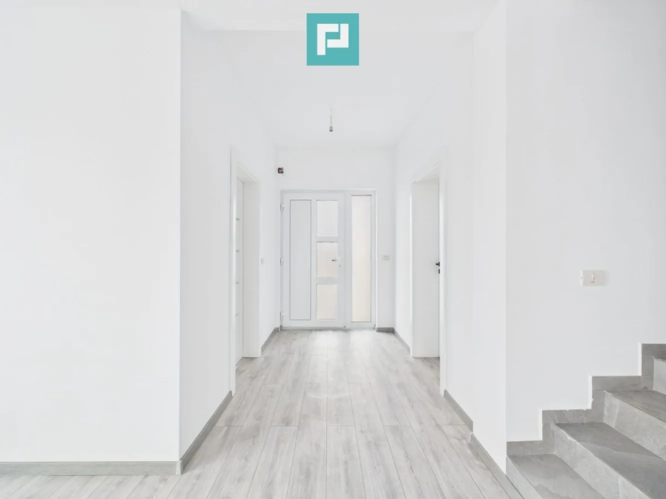 Duplex ultrafinisat cu 3 camere, 3 băi în Pișchia - Oferim spre vânzare o casă tip duplex, ultrafinisată, situată în comuna Pișchia, într-o zonă liniștită, la doar câteva minute de Timișoara. Proprietatea a fost finalizată în 2025 și oferă un design modern, spații bine compartimentate și o curte generoasă. ~ Detalii proprietate : • Tip imobil: Duplex • An construcție: 2025 (finalizată) • Suprafață utilă: 105,5 mp • Suprafață construită: 139,5 mp • Suprafață teren: 339 mp • Suprafață curte liberă: 250 mp • Amprentă la sol: 69,5 mp • Număr camere: 3 • 2 Dormitoare • 3 Băi cu aerisire naturală • 1 Bucătărie închisă • 2 Terase de aprox. 18 mp • 2 Locuri de parcare ~ Finisaje și dotări : • Ultrafinisat, nemobilat • Încălzire prin pardoseală cu centrală proprie • Geamuri tripan • Uși interioare MDF, ușă intrare PVC • Gresie și parchet de calitate • Cabina de duș și cadă • Acoperiș din țiglă, izolație exterioară • Grădină proprie cu vedere panoramică ~ Facilități zonă : • Străzi pietruite • Apă, curent, fosă septică, gaz cu butelii Această proprietate reprezintă alegerea ideală pentru cei care își doresc o casă nouă, bine construită, cu spații optim compartimentate și o curte privată generoasă, într-o zonă liniștită, aproape de Timișoara. Pentru detalii suplimentare și vizionări : Marian Dobre – Consultant Imobiliar PropertyLab Timișoara Telefon: 0773 700 389 E-mail: marian.dobre@propertylab.ro Cod Proprietate: 2700251 }}