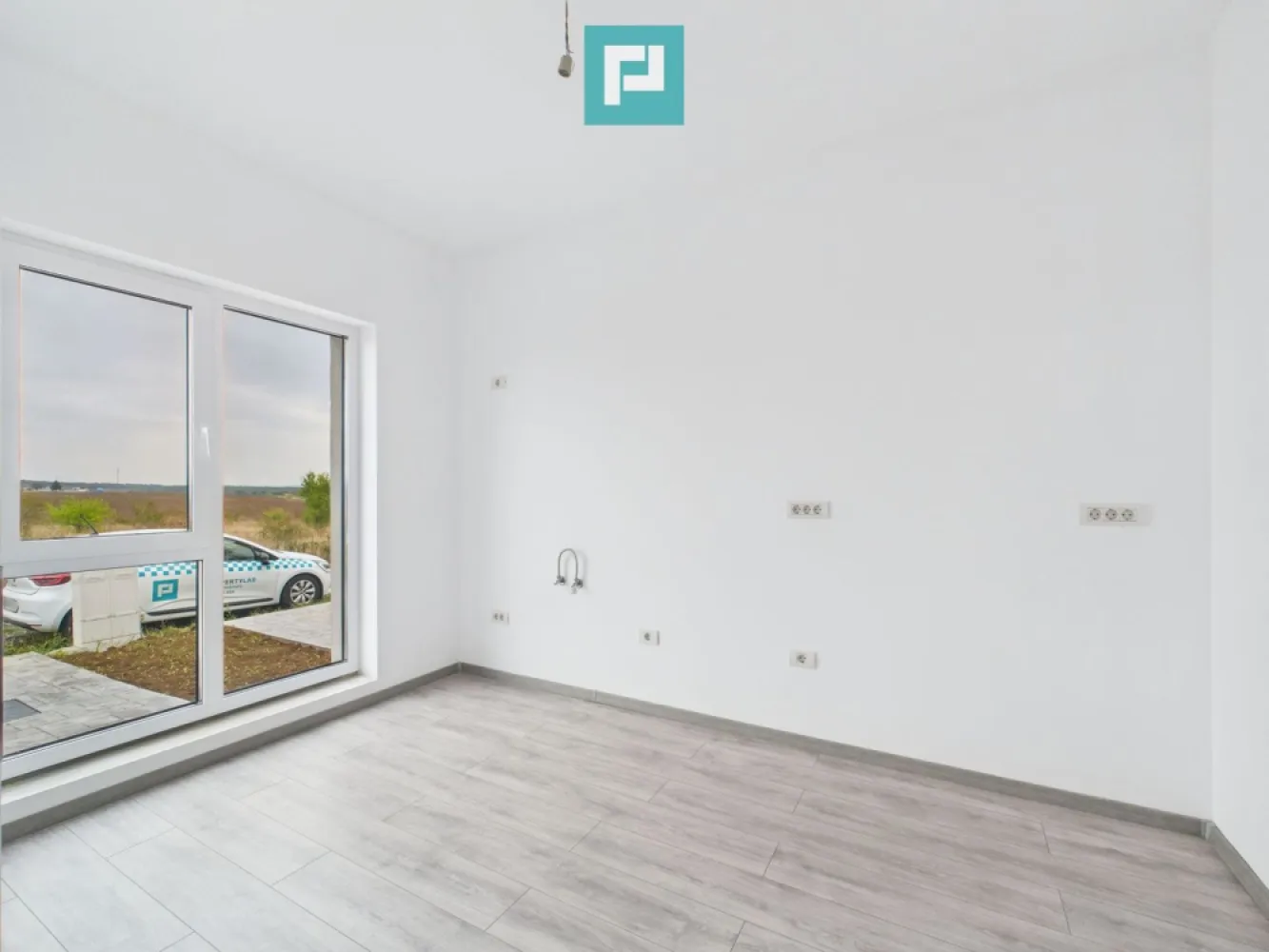 Duplex ultrafinisat cu 3 camere, 3 băi în Pișchia - Oferim spre vânzare o casă tip duplex, ultrafinisată, situată în comuna Pișchia, într-o zonă liniștită, la doar câteva minute de Timișoara. Proprietatea a fost finalizată în 2025 și oferă un design modern, spații bine compartimentate și o curte generoasă. ~ Detalii proprietate : • Tip imobil: Duplex • An construcție: 2025 (finalizată) • Suprafață utilă: 105,5 mp • Suprafață construită: 139,5 mp • Suprafață teren: 339 mp • Suprafață curte liberă: 250 mp • Amprentă la sol: 69,5 mp • Număr camere: 3 • 2 Dormitoare • 3 Băi cu aerisire naturală • 1 Bucătărie închisă • 2 Terase de aprox. 18 mp • 2 Locuri de parcare ~ Finisaje și dotări : • Ultrafinisat, nemobilat • Încălzire prin pardoseală cu centrală proprie • Geamuri tripan • Uși interioare MDF, ușă intrare PVC • Gresie și parchet de calitate • Cabina de duș și cadă • Acoperiș din țiglă, izolație exterioară • Grădină proprie cu vedere panoramică ~ Facilități zonă : • Străzi pietruite • Apă, curent, fosă septică, gaz cu butelii Această proprietate reprezintă alegerea ideală pentru cei care își doresc o casă nouă, bine construită, cu spații optim compartimentate și o curte privată generoasă, într-o zonă liniștită, aproape de Timișoara. Pentru detalii suplimentare și vizionări : Marian Dobre – Consultant Imobiliar PropertyLab Timișoara Telefon: 0773 700 389 E-mail: marian.dobre@propertylab.ro Cod Proprietate: 2700251 }}