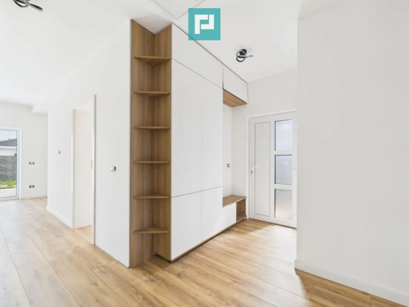 Duplex modern – la doar 4 km de Timișoara - Confort, eficiență și accesibilitate într-o locuință perfectă pentru familia ta! Property Lab vă propune spre vânzare un duplex elegant și bine compartimentat, situat într-o zonă liniștită din Ghiroda, Giarmata Vii , la mai puțin de 4 km de Timișoara. Caracteristici principale: - Suprafață utilă: 85 mp - Teren: 279 mp - Compartimentare: * 3 dormitoare * 2 băi * Living generos * Bucătărie practică * Cămară * Terasă spațioasă Dotări și beneficii: - Fiecare cameră dispune de termostat individual pentru reglarea temperaturii - Toate instalațiile (electrică, termică, sanitară) realizate cu materiale premium - Racord complet la utilități: apă, canal, gaz, curent electric - Acces rapid - stradă asfaltată - Transport public interurban RATT, ideal pentru navetă Această proprietate este ideală pentru familii care doresc să se bucure de liniștea suburbană fără a renunța la proximitatea orașului. Pentru detalii și programarea unei vizionări: Dina Driment – Consultant Imobiliar Telefon-0721 869 140 dina.driment@propertylab.ro CP2695908 }}