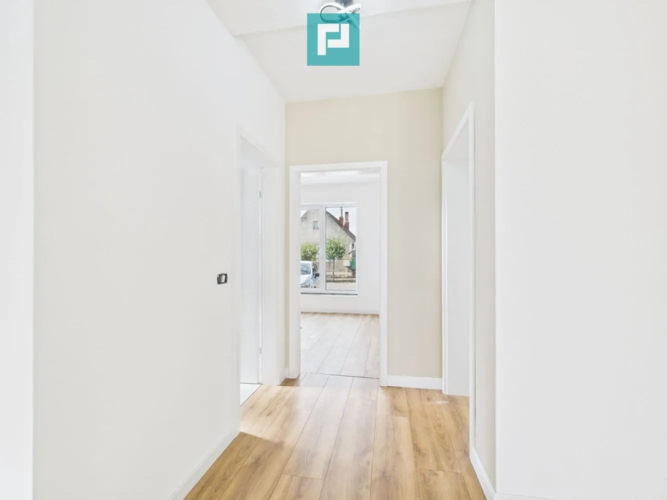 Duplex modern – la doar 4 km de Timișoara - Confort, eficiență și accesibilitate într-o locuință perfectă pentru familia ta! Property Lab vă propune spre vânzare un duplex elegant și bine compartimentat, situat într-o zonă liniștită din Ghiroda, Giarmata Vii , la mai puțin de 4 km de Timișoara. Caracteristici principale: - Suprafață utilă: 85 mp - Teren: 279 mp - Compartimentare: * 3 dormitoare * 2 băi * Living generos * Bucătărie practică * Cămară * Terasă spațioasă Dotări și beneficii: - Fiecare cameră dispune de termostat individual pentru reglarea temperaturii - Toate instalațiile (electrică, termică, sanitară) realizate cu materiale premium - Racord complet la utilități: apă, canal, gaz, curent electric - Acces rapid - stradă asfaltată - Transport public interurban RATT, ideal pentru navetă Această proprietate este ideală pentru familii care doresc să se bucure de liniștea suburbană fără a renunța la proximitatea orașului. Pentru detalii și programarea unei vizionări: Dina Driment – Consultant Imobiliar Telefon-0721 869 140 dina.driment@propertylab.ro CP2695908 }}