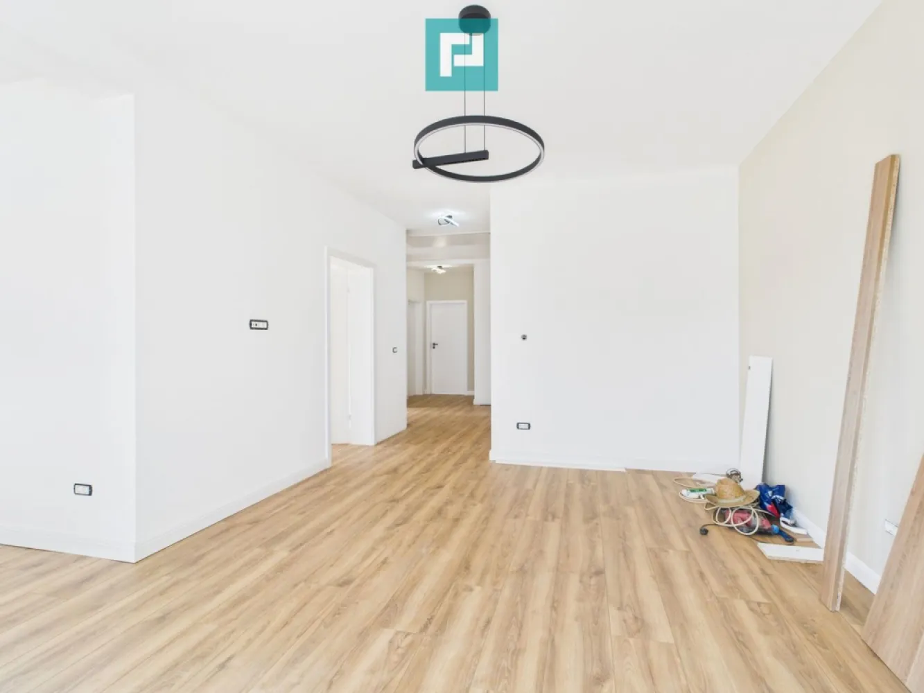 Duplex modern – la doar 4 km de Timișoara - Confort, eficiență și accesibilitate într-o locuință perfectă pentru familia ta! Property Lab vă propune spre vânzare un duplex elegant și bine compartimentat, situat într-o zonă liniștită din Ghiroda, Giarmata Vii , la mai puțin de 4 km de Timișoara. Caracteristici principale: - Suprafață utilă: 85 mp - Teren: 279 mp - Compartimentare: * 3 dormitoare * 2 băi * Living generos * Bucătărie practică * Cămară * Terasă spațioasă Dotări și beneficii: - Fiecare cameră dispune de termostat individual pentru reglarea temperaturii - Toate instalațiile (electrică, termică, sanitară) realizate cu materiale premium - Racord complet la utilități: apă, canal, gaz, curent electric - Acces rapid - stradă asfaltată - Transport public interurban RATT, ideal pentru navetă Această proprietate este ideală pentru familii care doresc să se bucure de liniștea suburbană fără a renunța la proximitatea orașului. Pentru detalii și programarea unei vizionări: Dina Driment – Consultant Imobiliar Telefon-0721 869 140 dina.driment@propertylab.ro CP2695908 }}